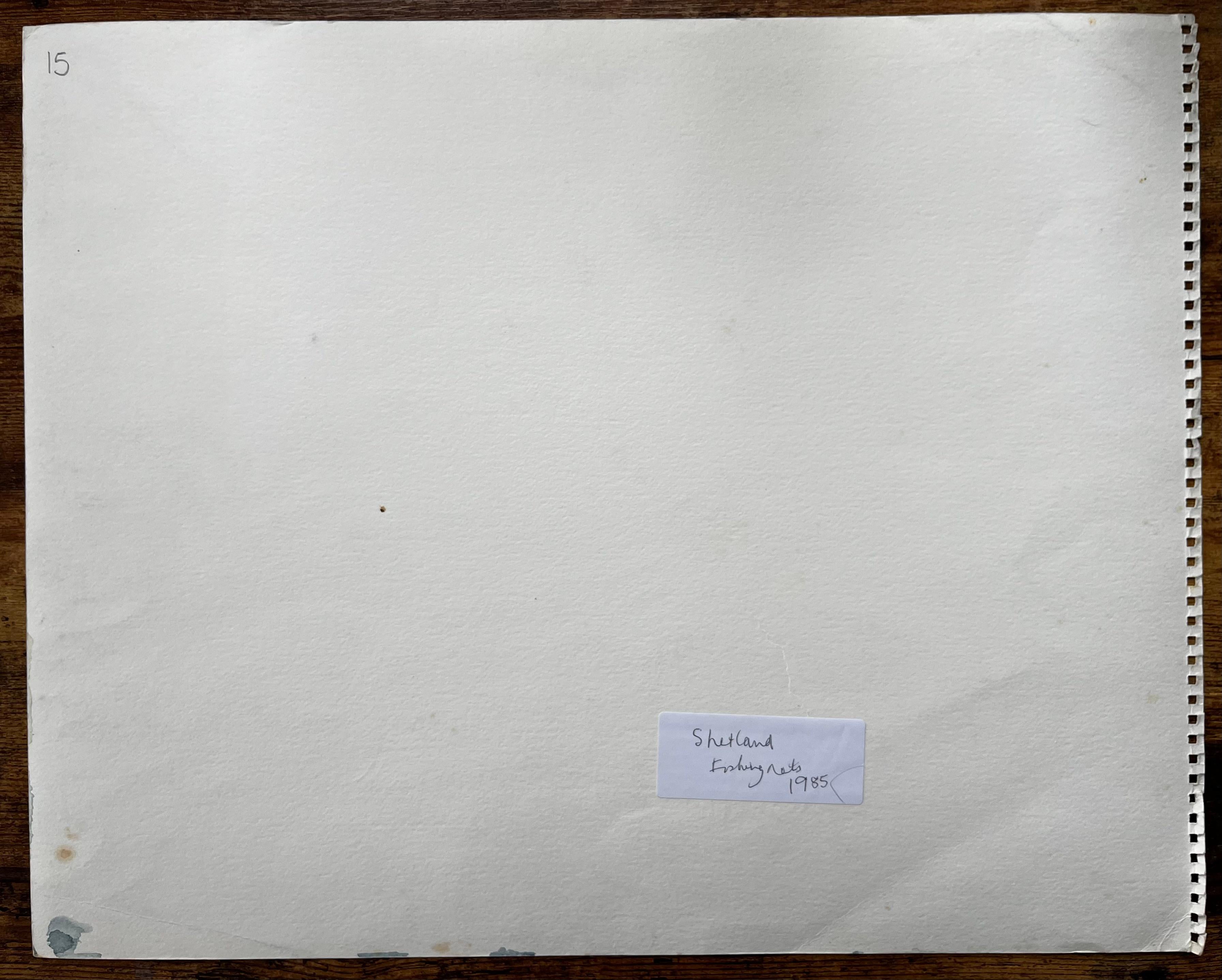 Filets de pêche et casiers à homards des Shetland avec ruine au bord de la mer 1985 Aquarelle en vente 4