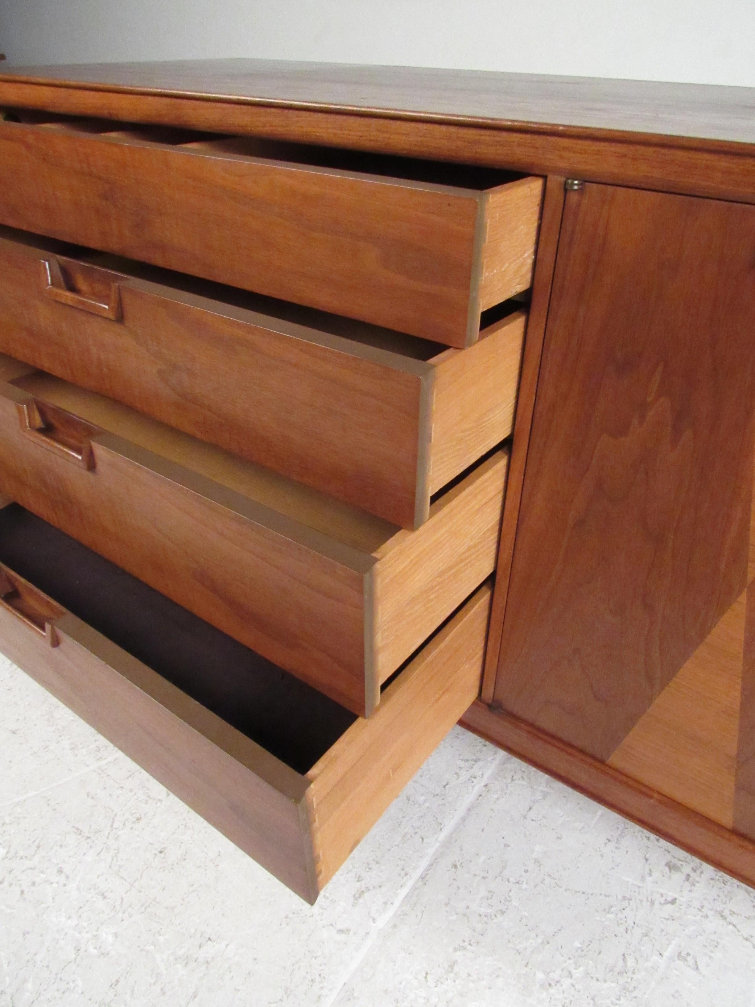 John Stewart Janus Collection Walnut Sideboard In Good Condition For Sale In Brooklyn, NY
