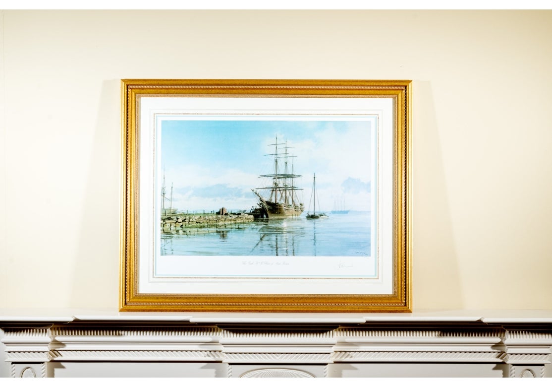 Litografía de edición limitada de John Stobart que representa un barco amarrado a un muelle de piedra, otros barcos y tierra en la distancia.
Titulado  