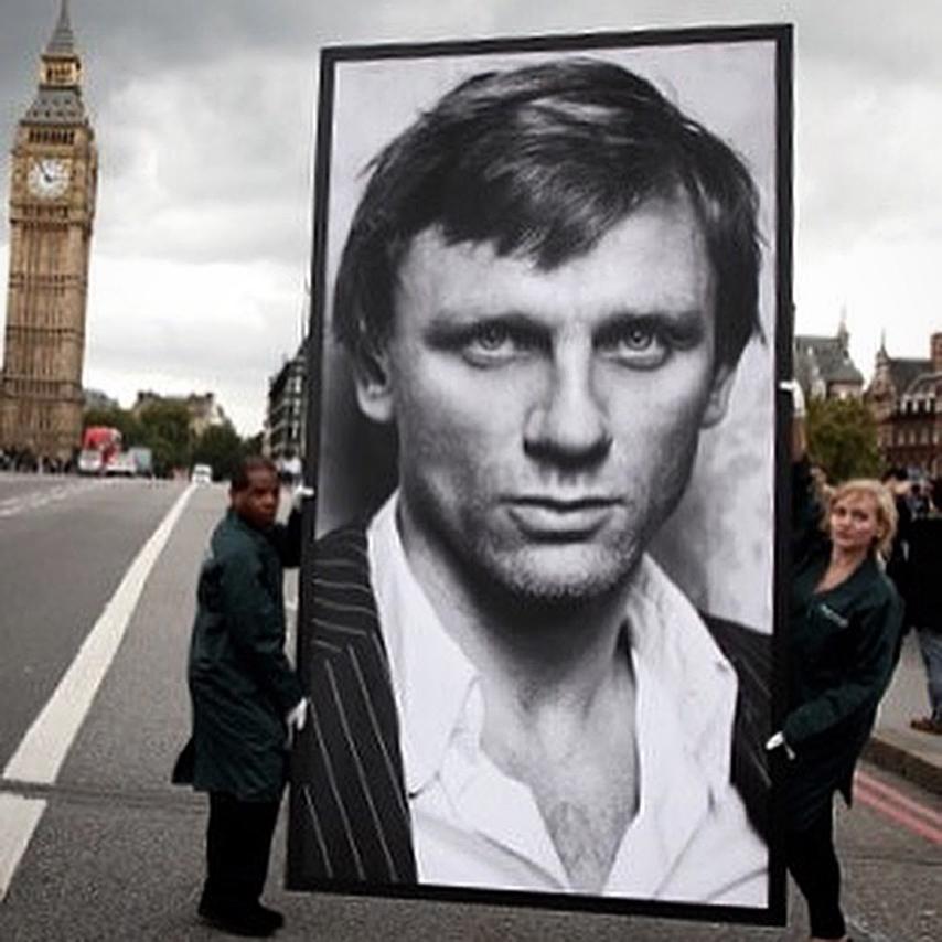 Daniel Craig, fotografiert im Jahr 2002 vom britischen Promi- und Modefotografen John Stoddart, bevor Craig als 007, James Bond, besetzt wurde.  Craig stand damals kurz davor, mit seiner Darstellung des 