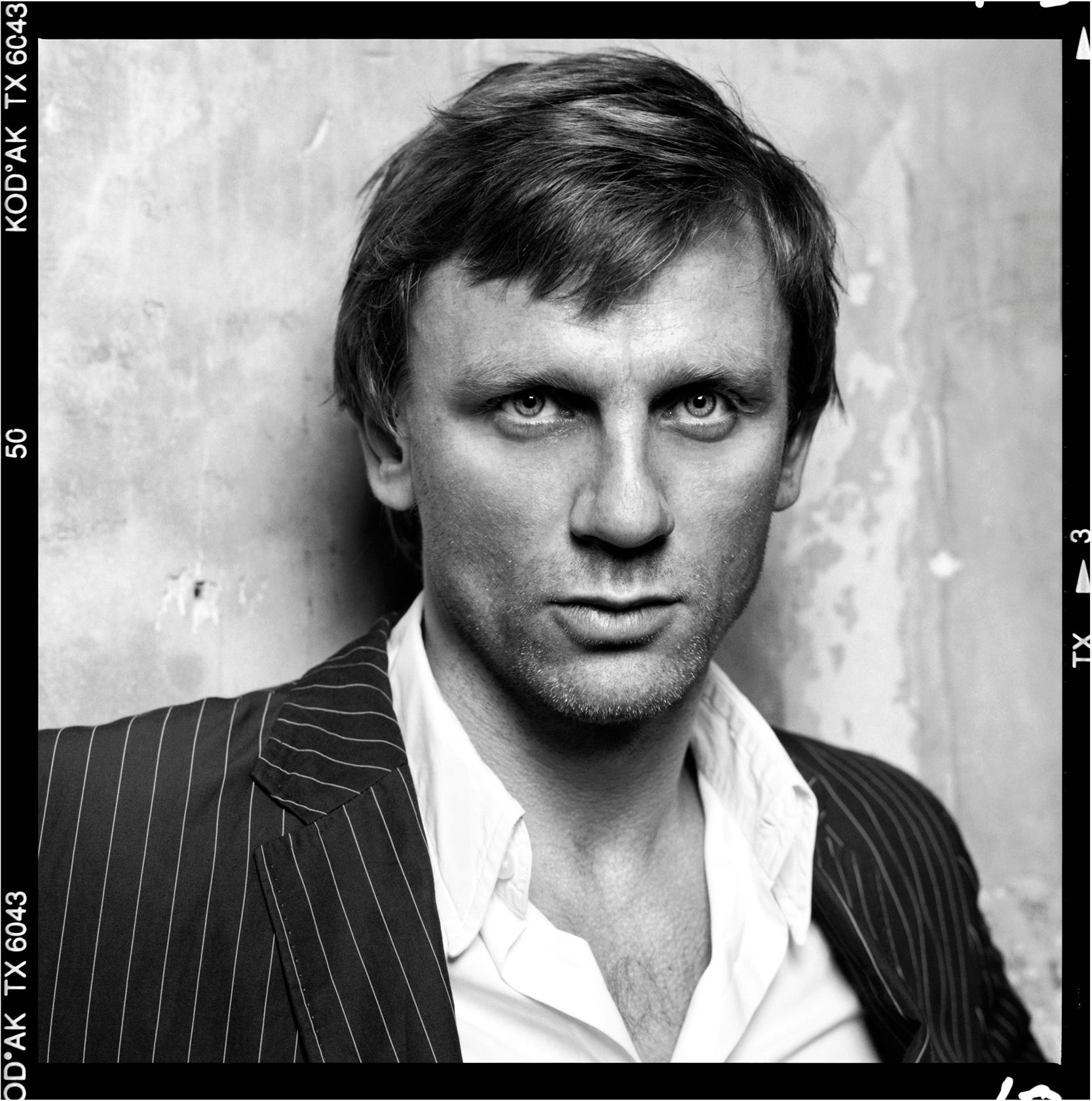 John Stoddart Black and White Photograph – Daniel Craig ( Limitierte Auflage von 25 Exemplaren), 30x30 Zoll – Celebrity Photography