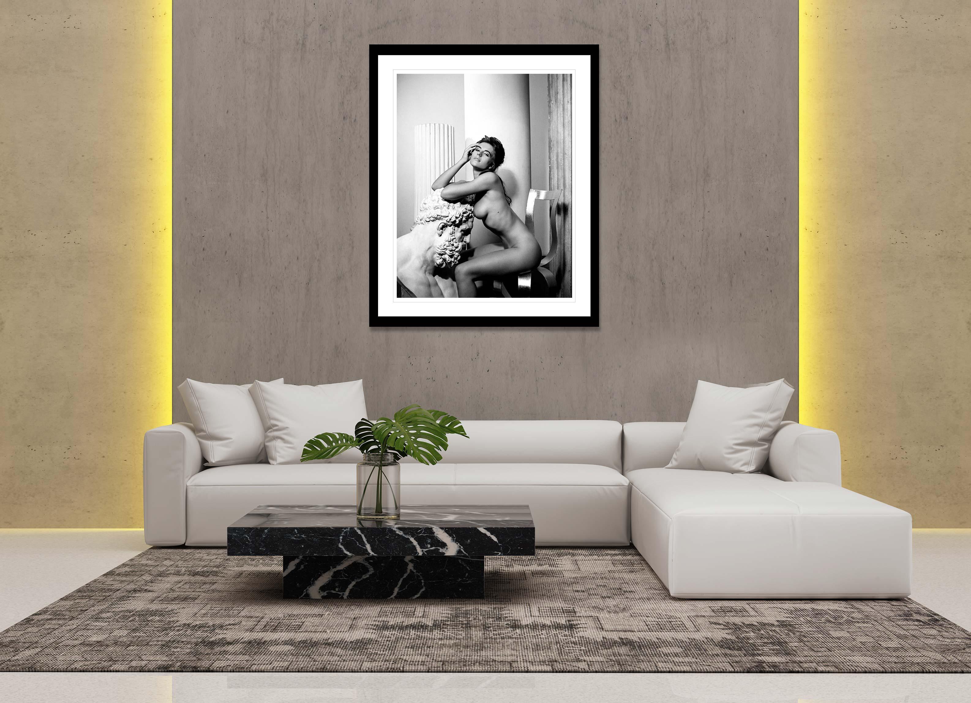 Liz Hurley - Impression de photographies de célébrités (édition limitée à 25 exemplaires) -- 50,8 x 61 cm  - Gris Nude Photograph par John Stoddart