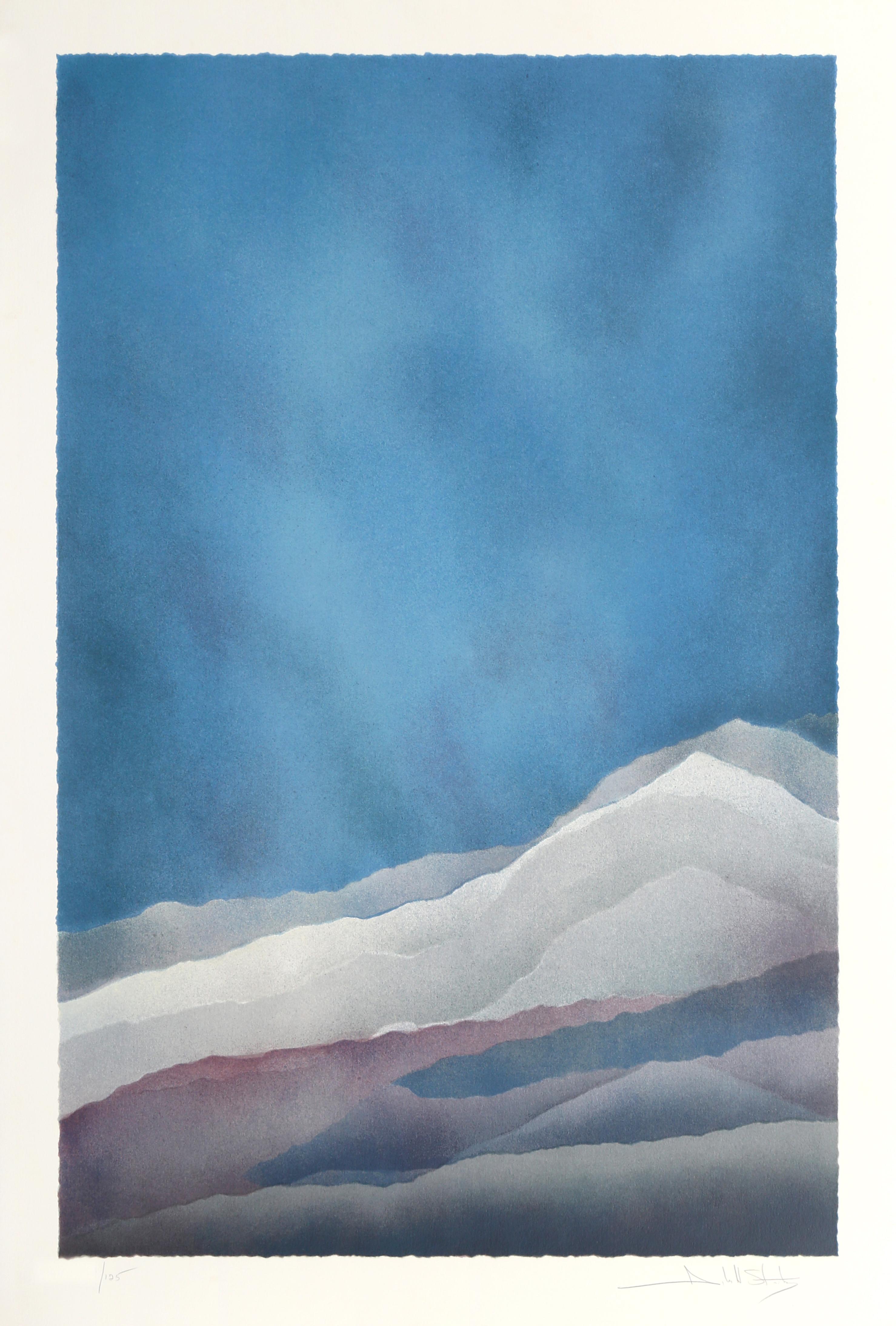 John Stritch était un artiste américain surtout connu pour ses œuvres abstraites et sculpturales. "Echoes" présente un paysage de montagne abstrait et simplifié. Cette sérigraphie est une édition de 125 exemplaires et est signée et numérotée au