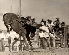 Wart Boaman divin' fer land on Montana Red & Easy Pickens, Bull Riding