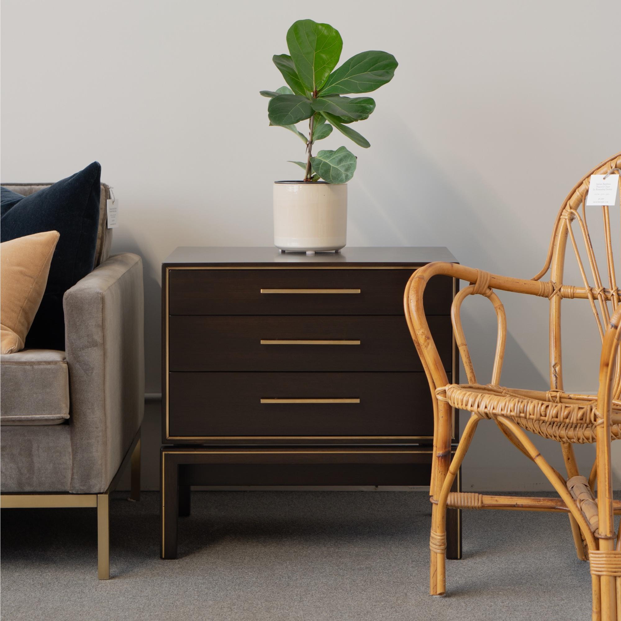 In the world of Mid-Century Modern design, especially in the high-end market, the name John Stuart stands out. The elegant yet elusive 