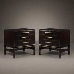 John Stuart Mesillas de noche de 3 cajones en nogal con incrustaciones de latón, Pareja
