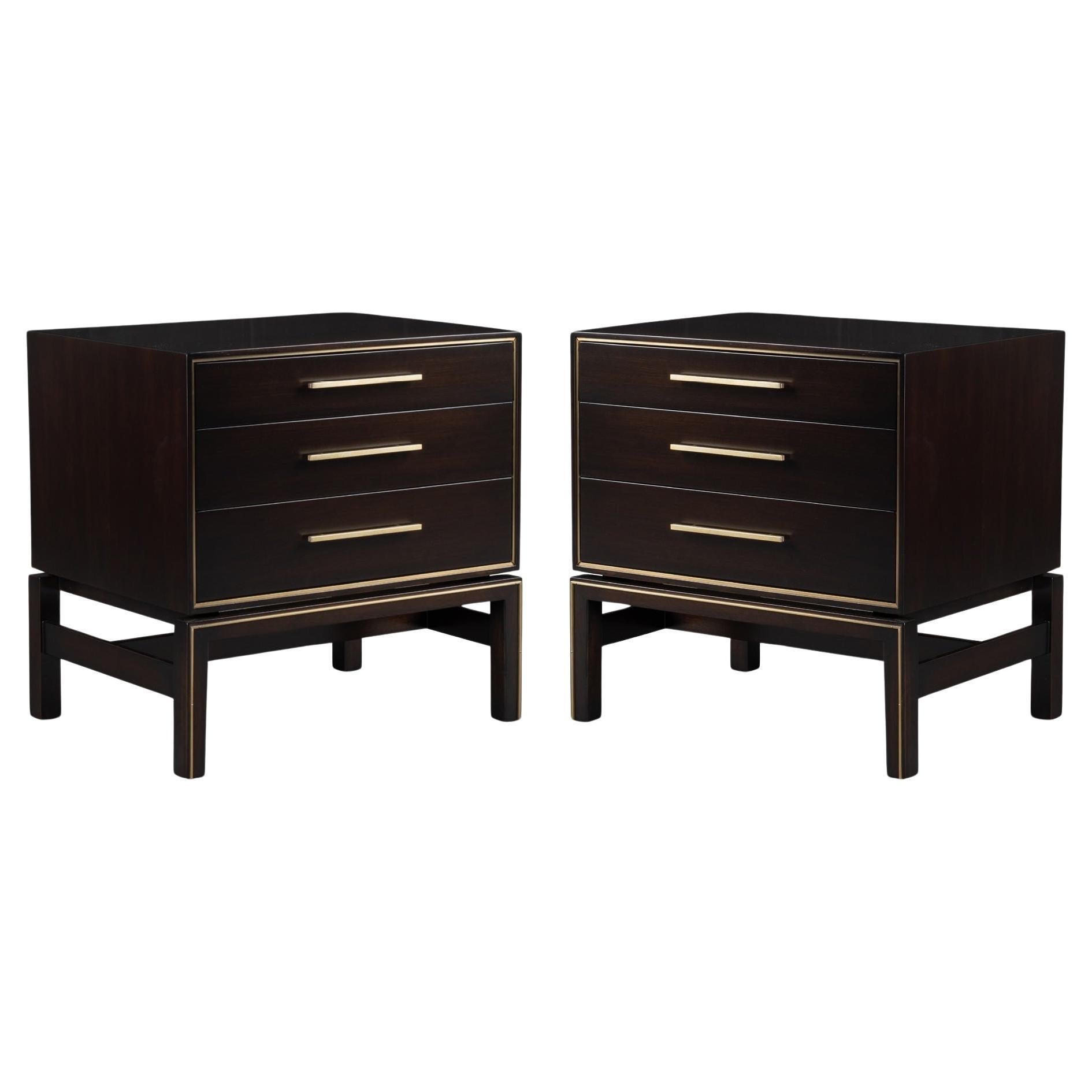 John Stuart 3-Schublade Nachttisch End Tables in Nussbaum mit Messing-Inlay, Paar