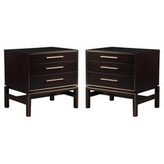 John Stuart 3-Schublade Nachttisch End Tables in Nussbaum mit Messing-Inlay, Paar