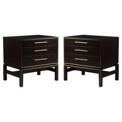 John Stuart Mesillas de noche de 3 cajones en nogal con incrustaciones de latón, Pareja