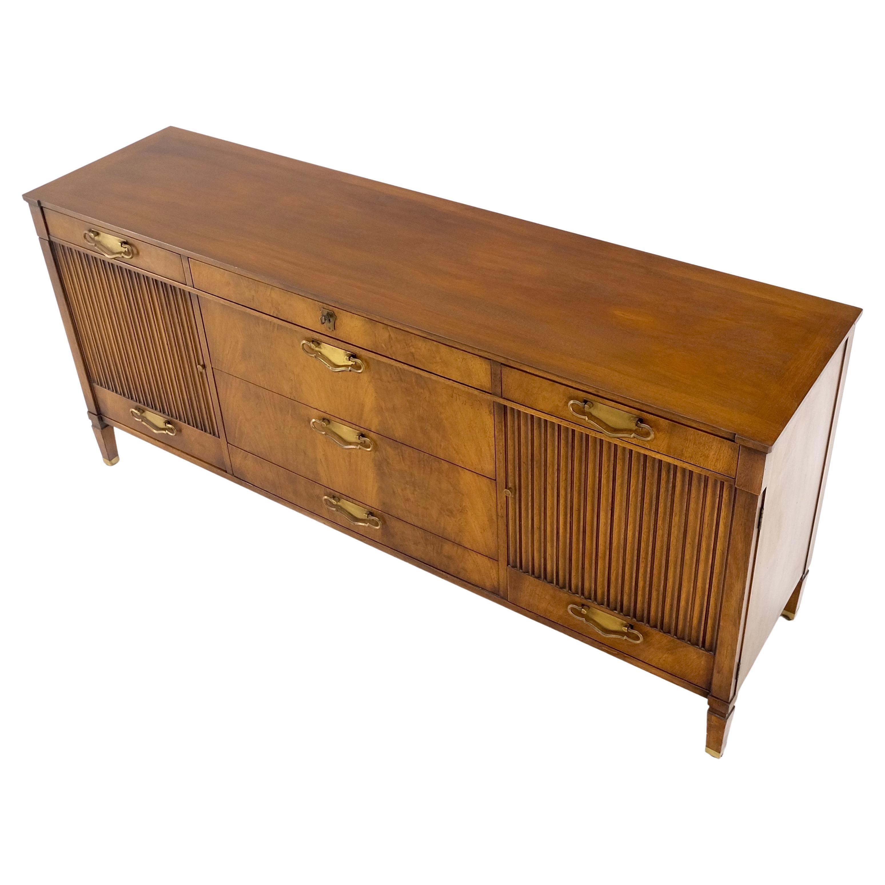 Mid-Century moderno John Stuarts, comò lungo in noce di metà secolo, credenza in ottone MINT! in vendita