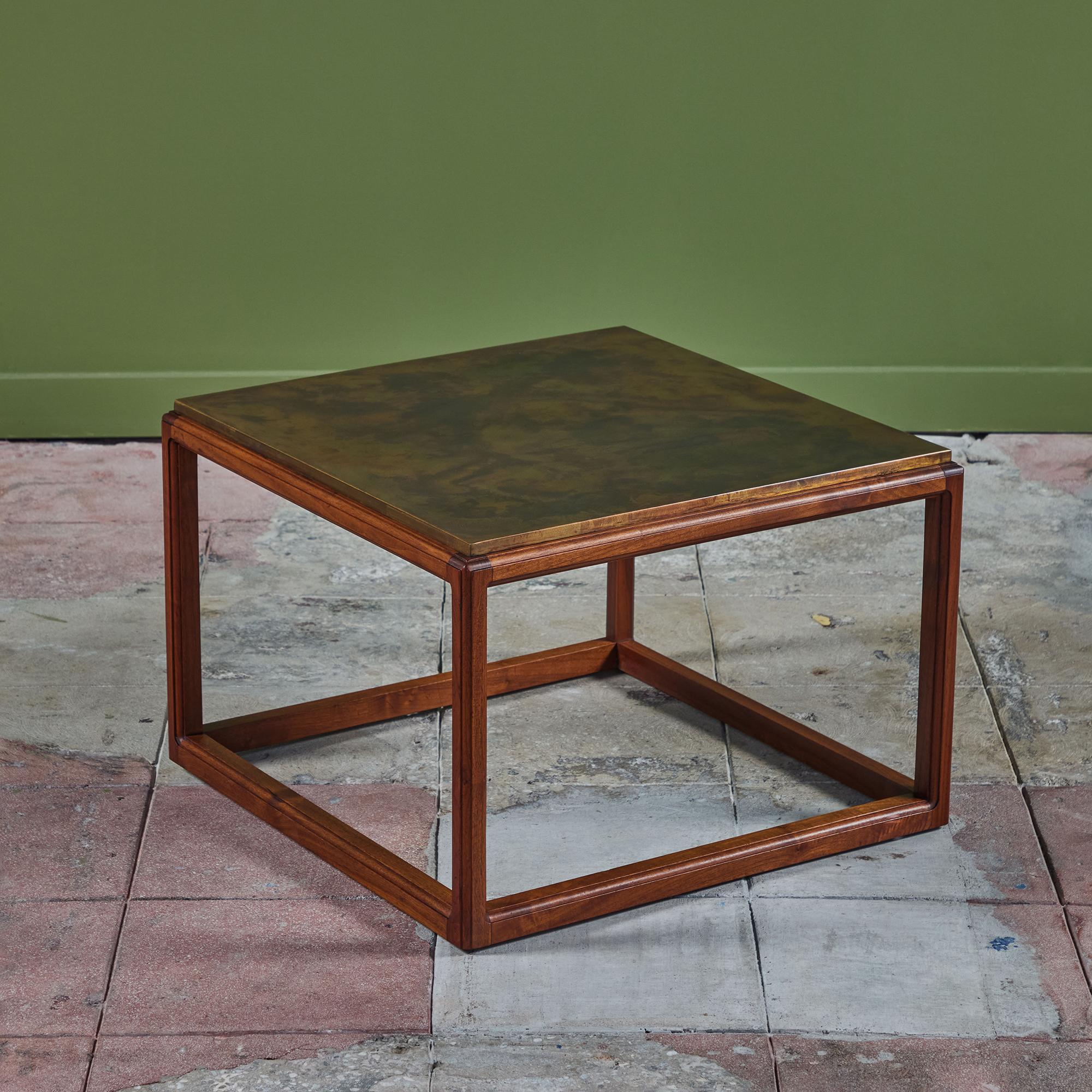 Table d'appoint carrée avec plateau en laiton gravé à l'acide et cadre en noyer pour John Stuart, c.1960s, USA. Cette table d'appoint présente une base carrée ouverte et quatre pieds. Le plateau métallique unique présente des tons de couleur variés