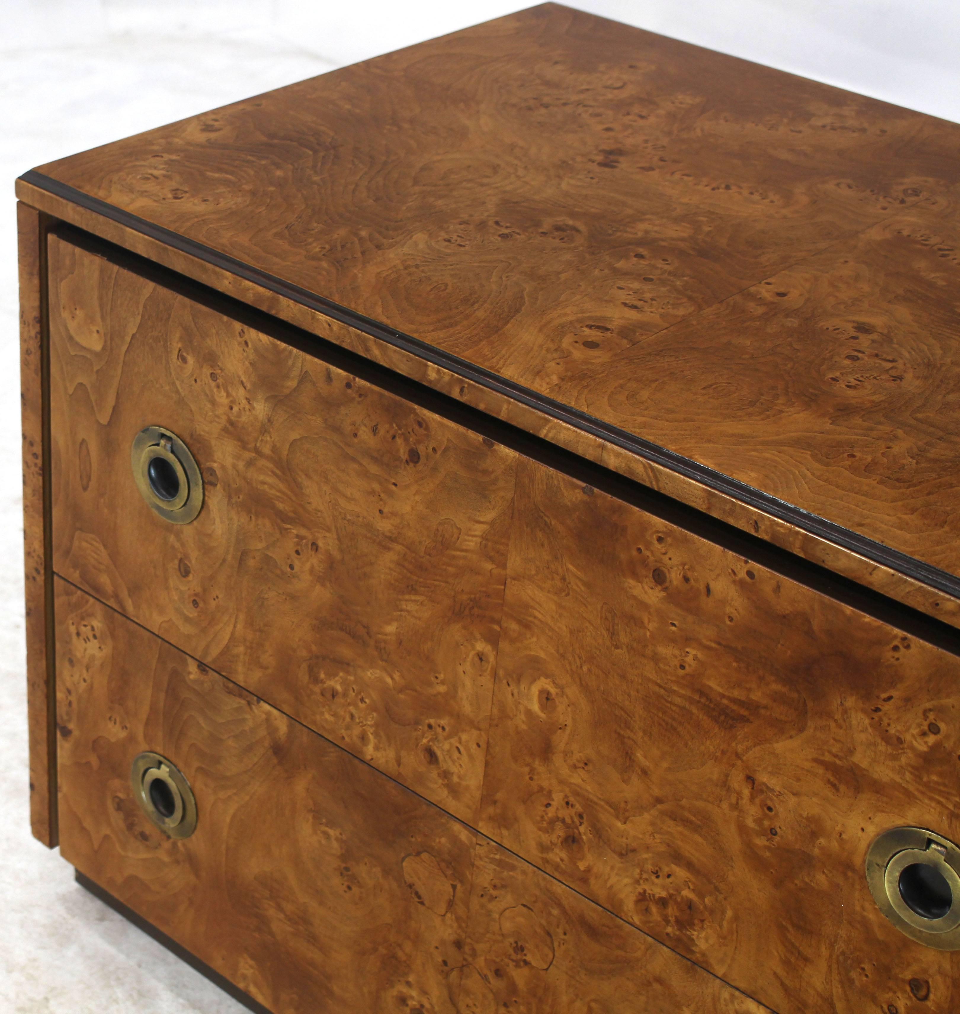 John Stuart Burl Wood Tiradores redondos de latón Soporte para dos cajones Lacado en venta