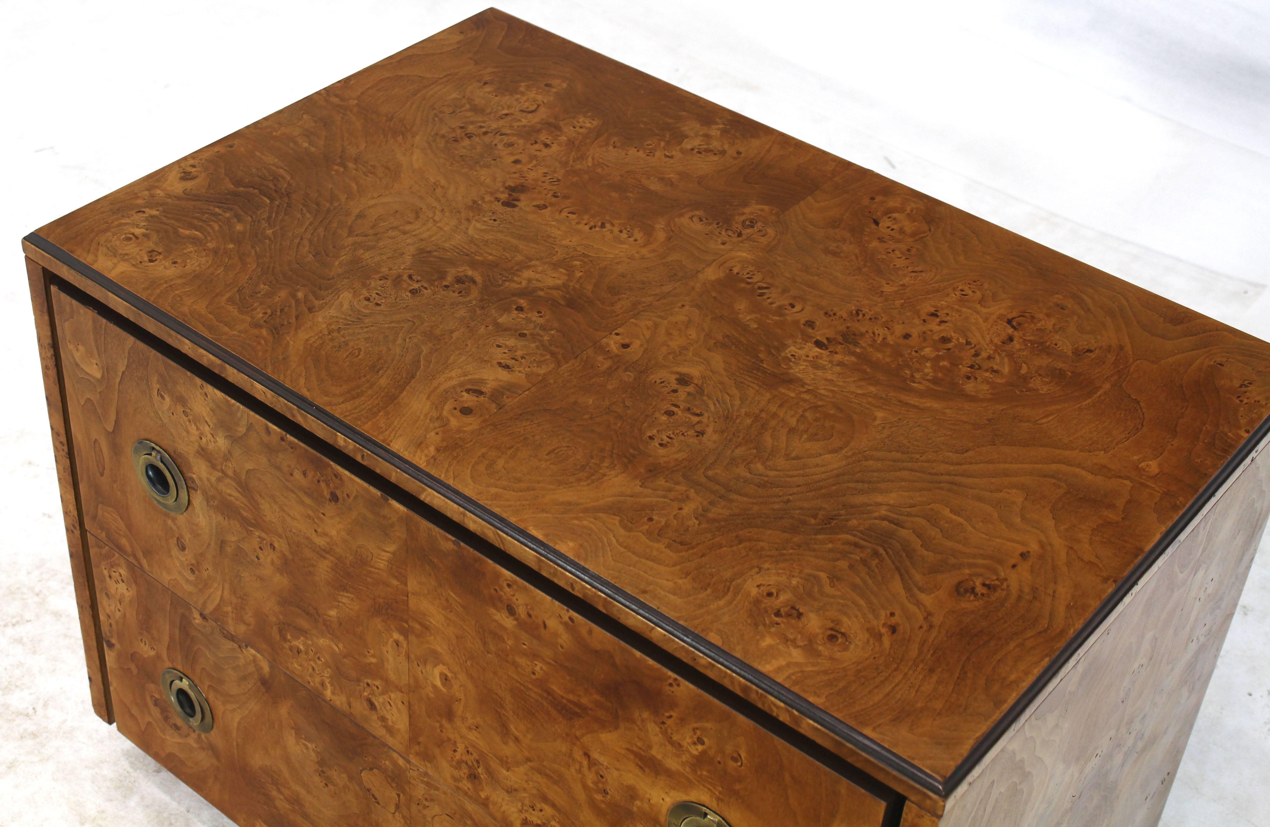 John Stuart Burl Wood Tiradores redondos de latón Soporte para dos cajones en Excelente estado para la venta en Rockaway, NJ