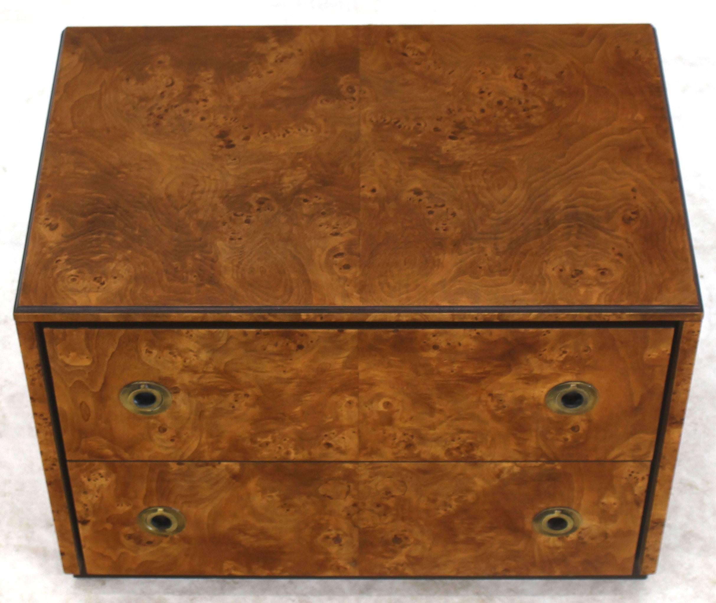 John Stuart Burl Wood Tiradores redondos de latón Soporte para dos cajones Nogal en venta