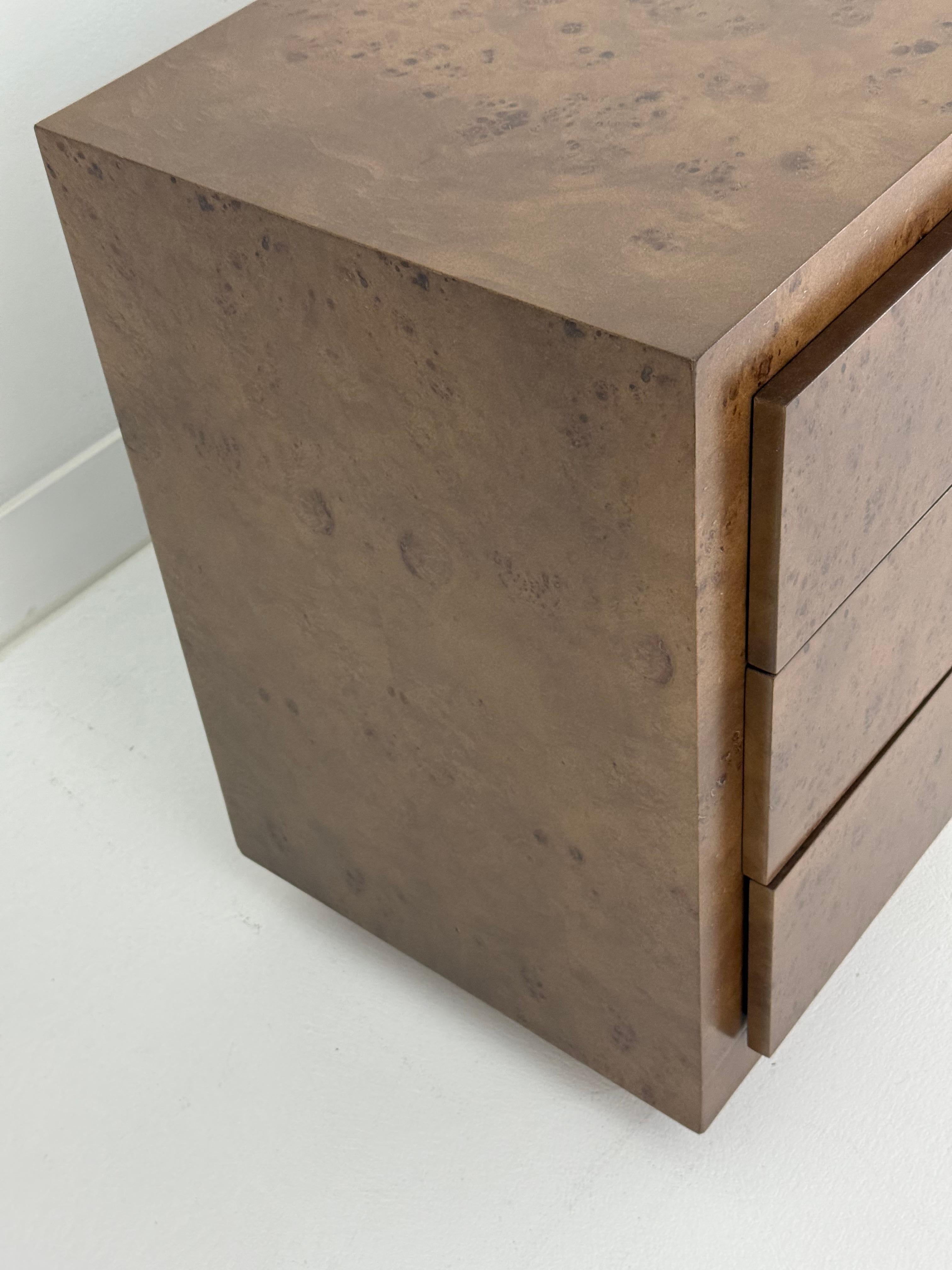 Commode ou armoire en bois ronce de John Stuart, années 1970, restaurée en vente 3