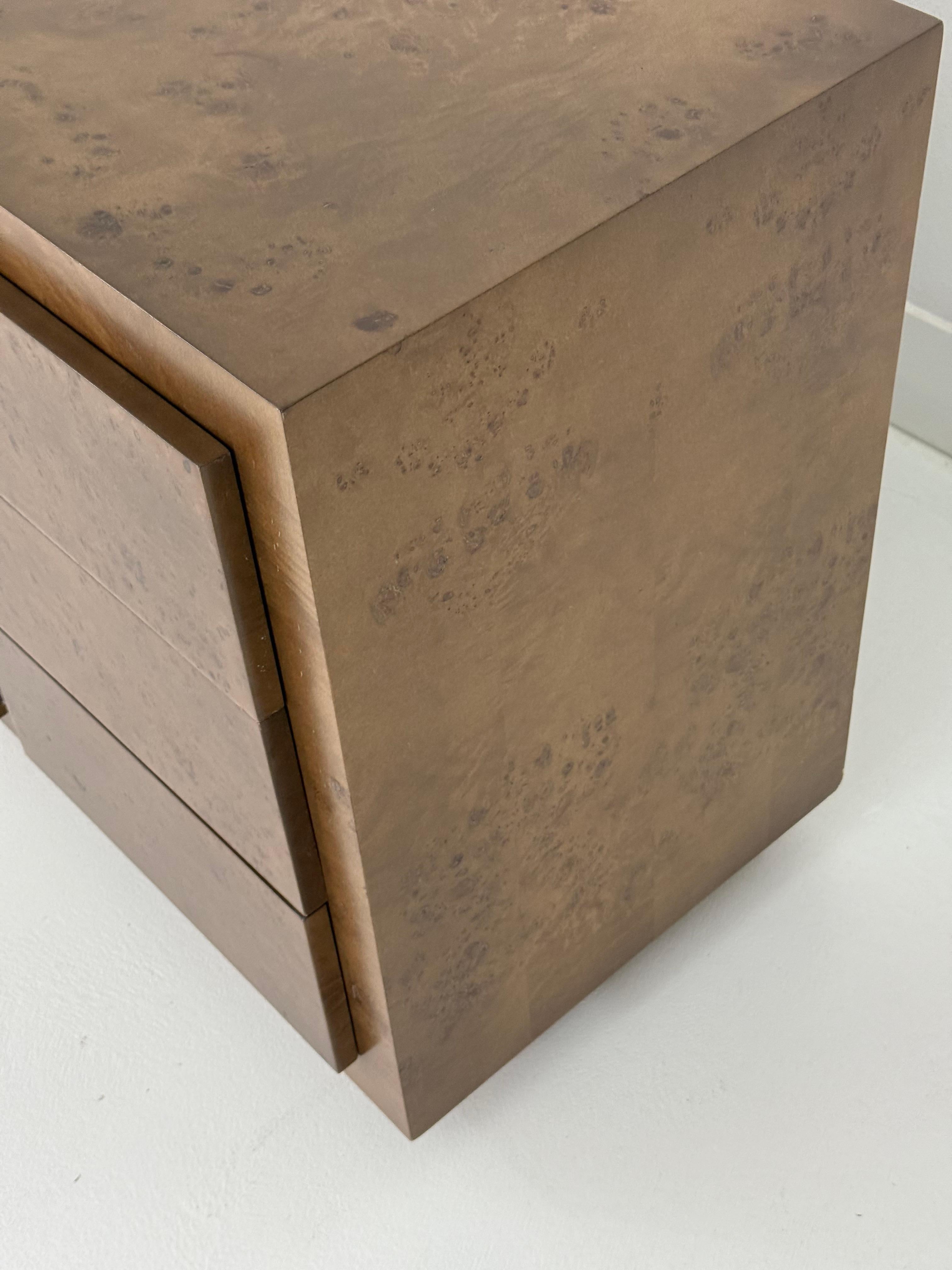 Commode ou armoire en bois ronce de John Stuart, années 1970, restaurée en vente 4