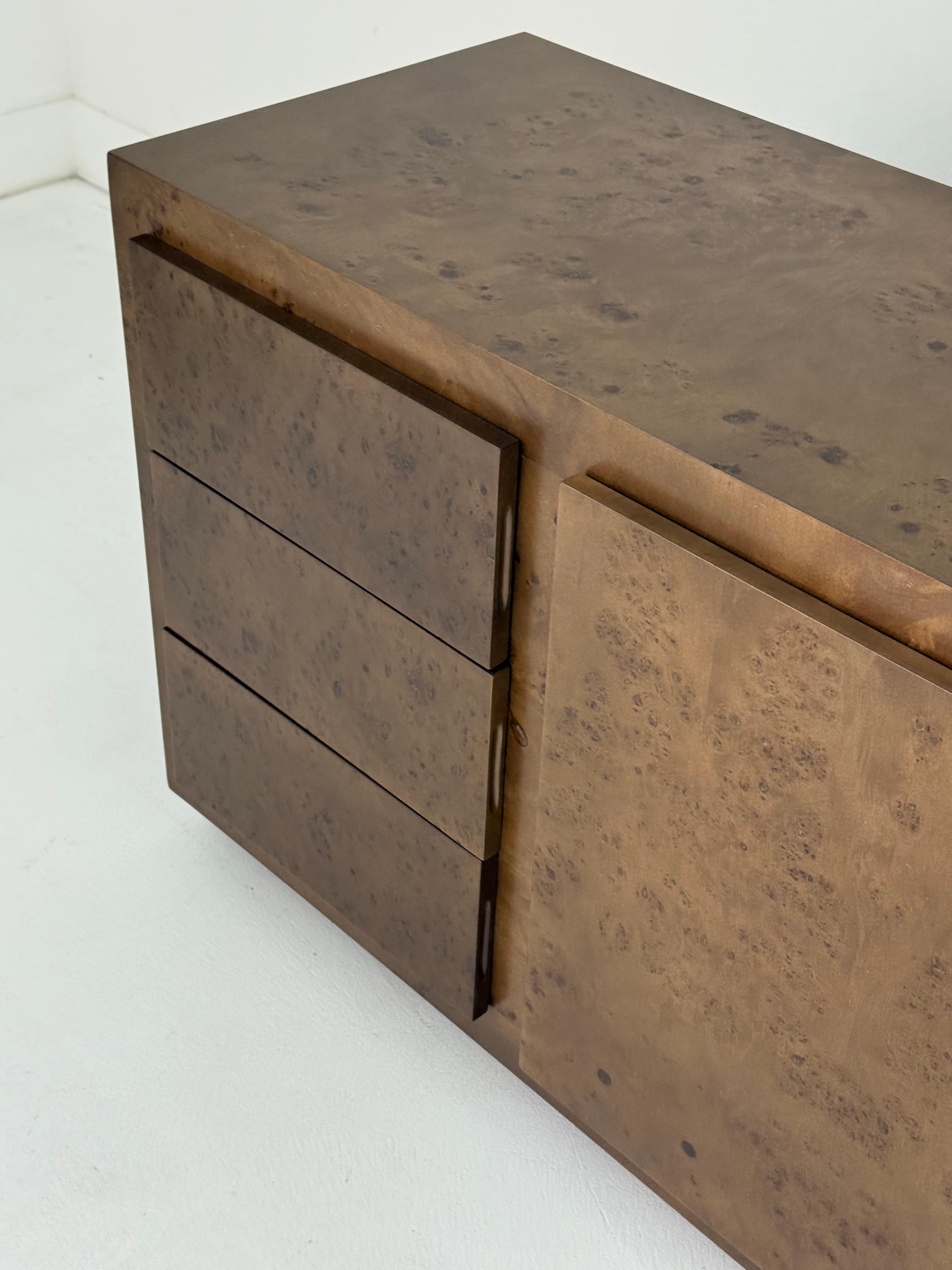 Mid-Century Modern Commode ou armoire en bois ronce de John Stuart, années 1970, restaurée en vente