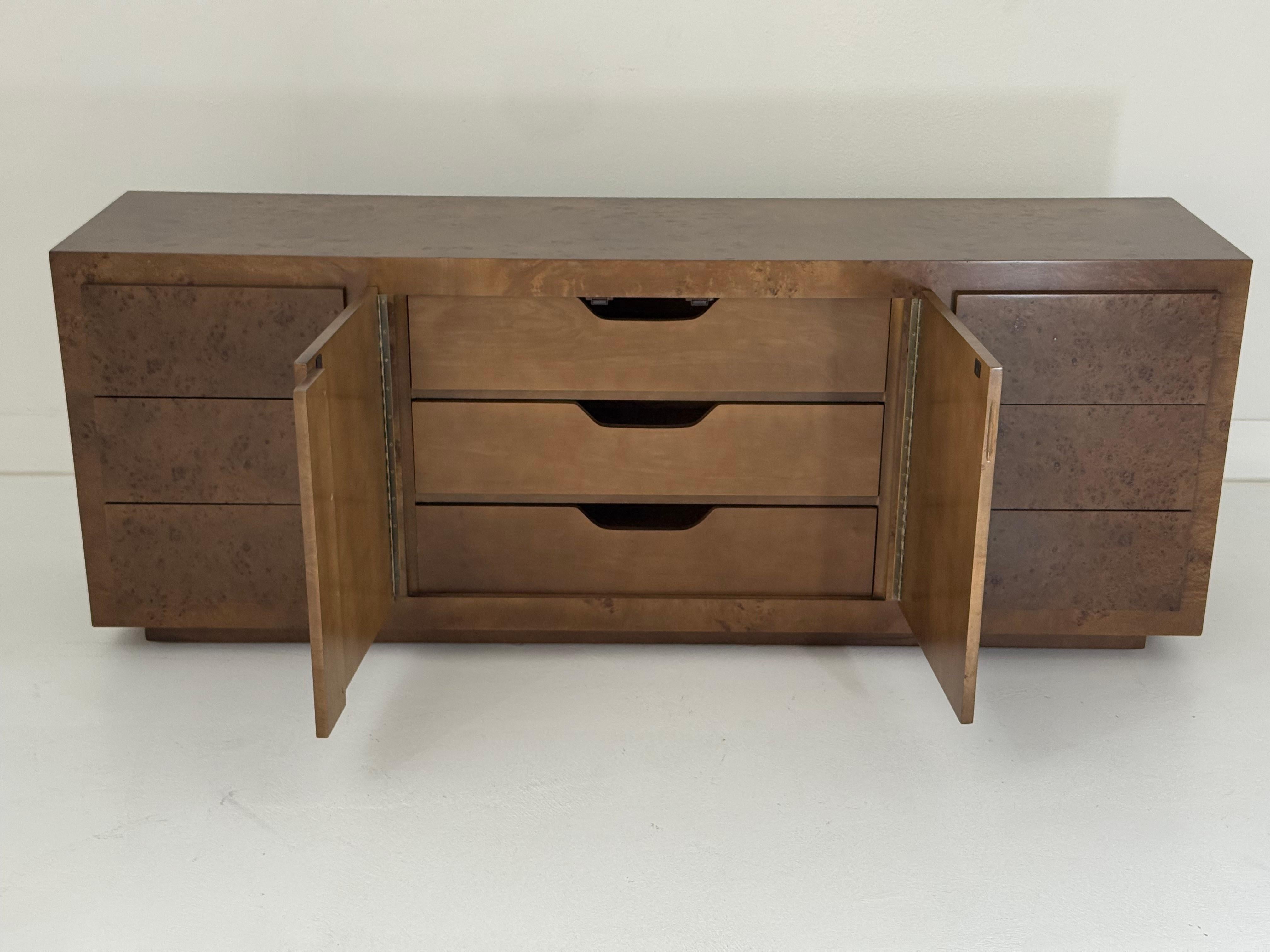 Commode ou armoire en bois ronce de John Stuart, années 1970, restaurée Bon état - En vente à Palm Desert, CA