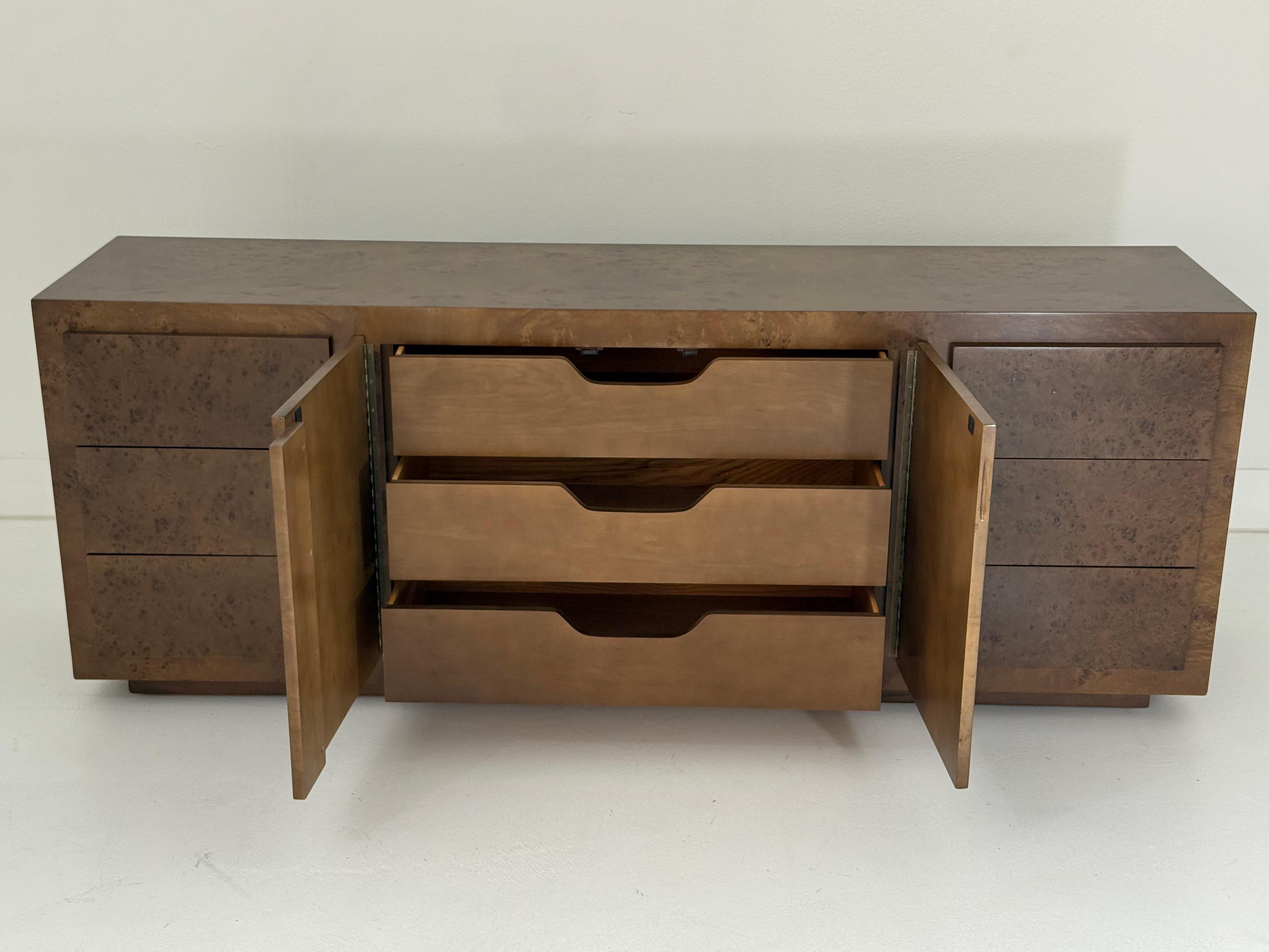 Fin du 20e siècle Commode ou armoire en bois ronce de John Stuart, années 1970, restaurée en vente