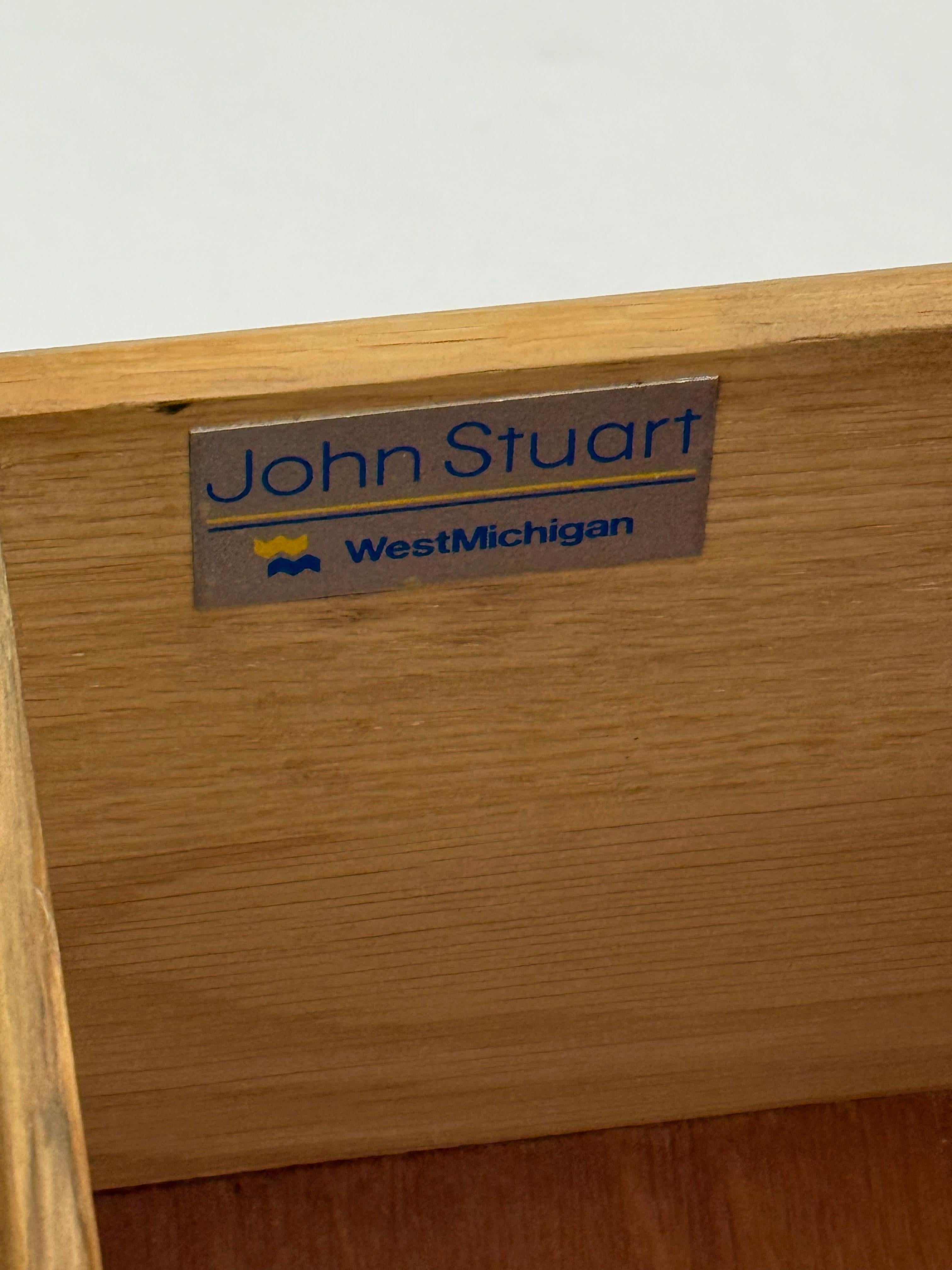 Bois Commode ou armoire en bois ronce de John Stuart, années 1970, restaurée en vente