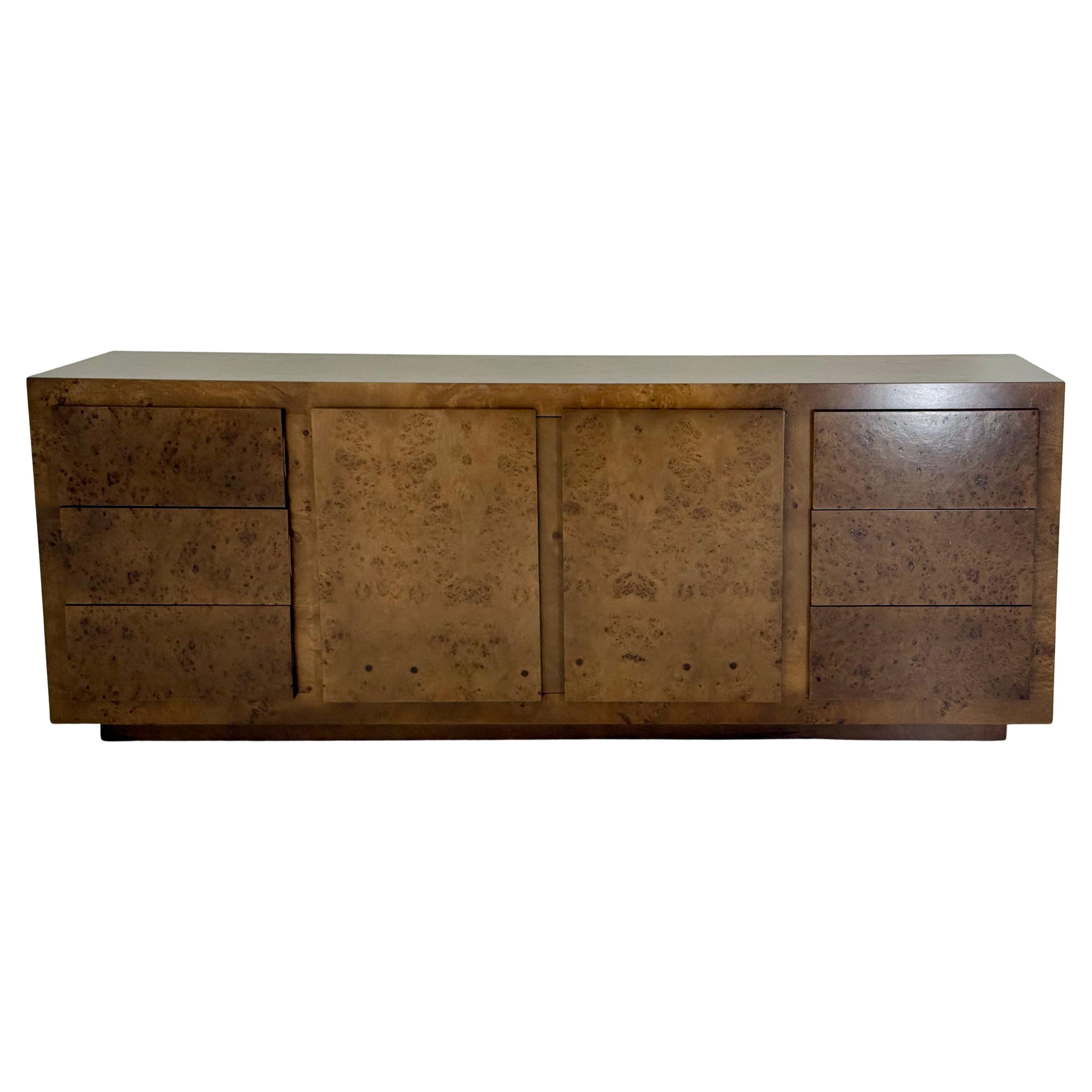 Commode ou armoire en bois ronce de John Stuart, années 1970, restaurée en vente