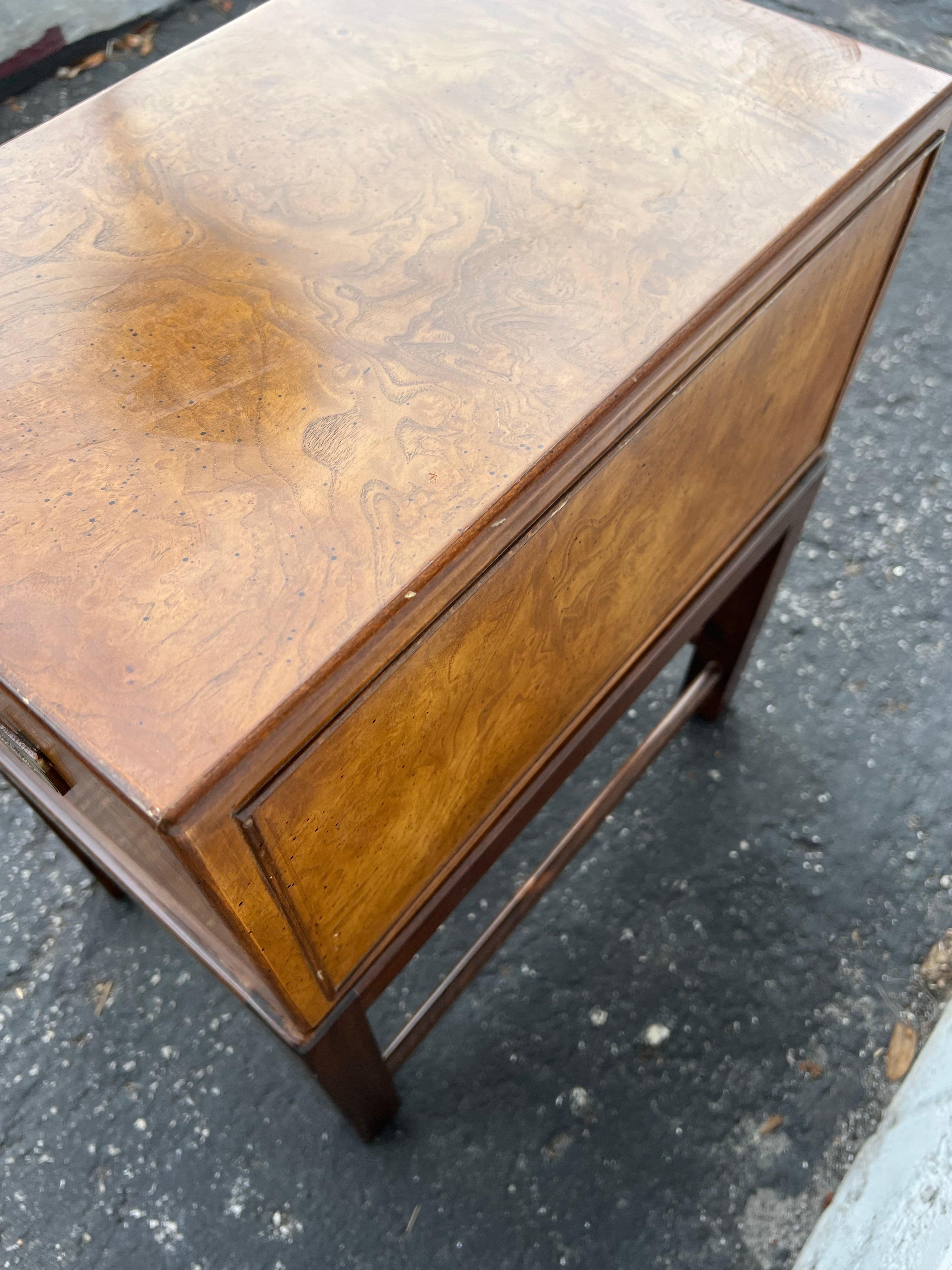 Mini cassapanca Campaigner di John Stuart, anni '60 circa, in radica in vendita 4