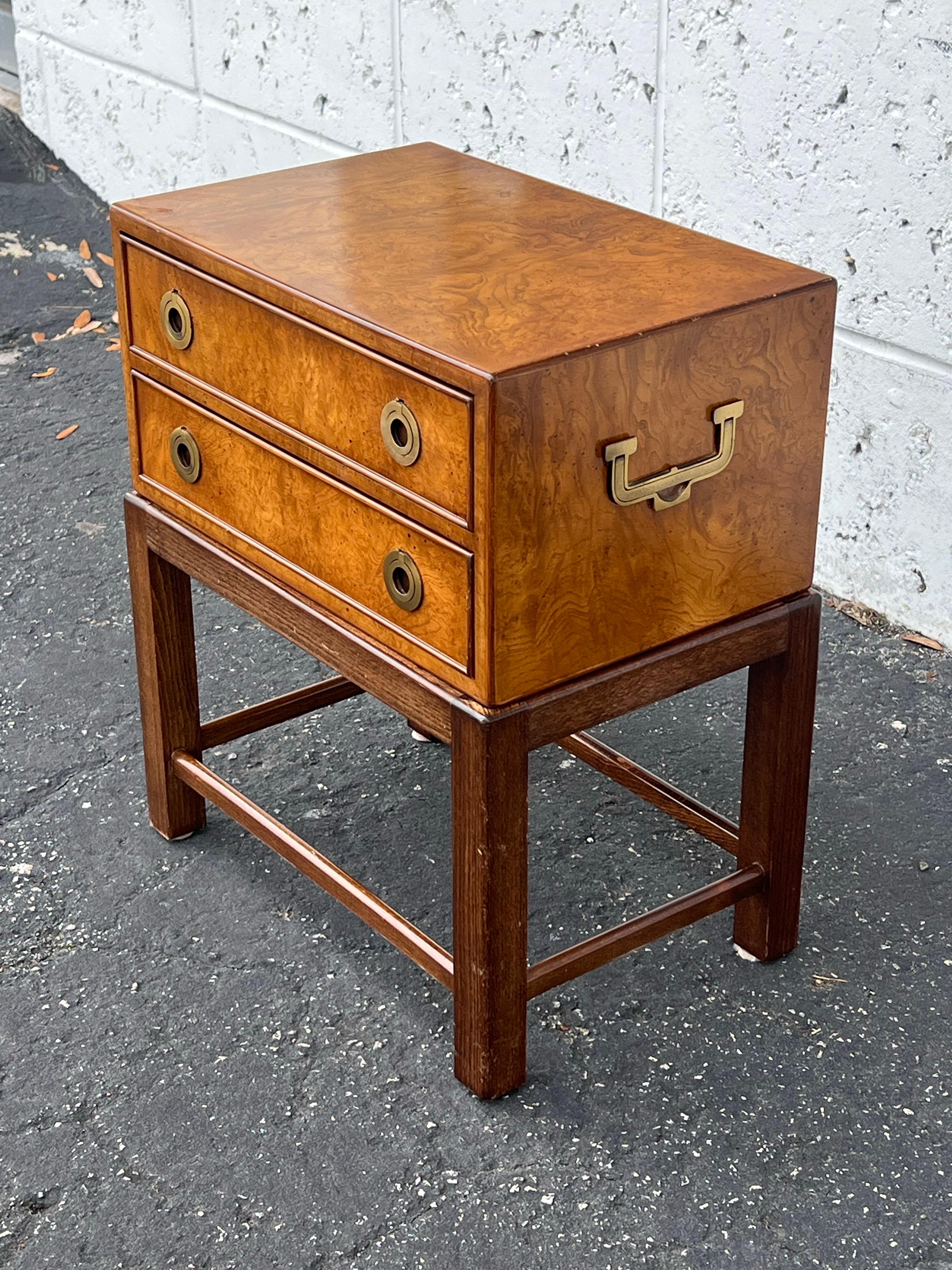 Nodo Mini cassapanca Campaigner di John Stuart, anni '60 circa, in radica in vendita