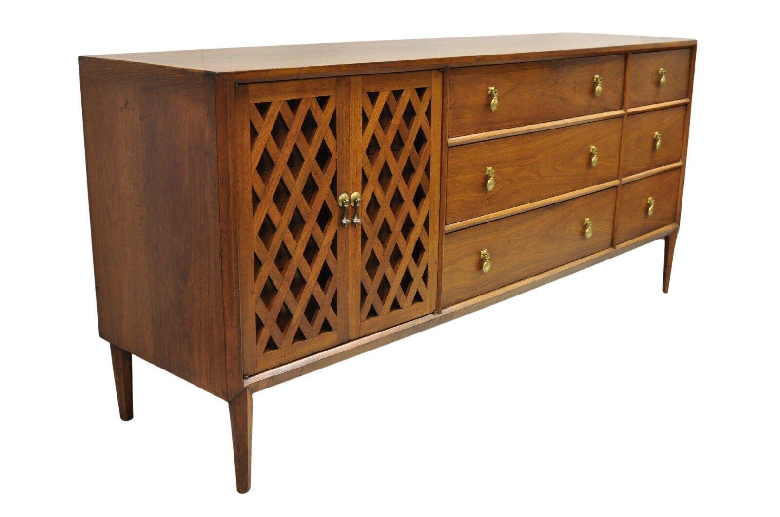 John Stuart Casalinda Collection für Mt Airy Furniture Vintage Mid Century Modern Walnut Credenza Cabinet Triple Dresser. Das Möbelstück verfügt über 9 schwalbenschwanzförmige Schubladen, Messinggriffe, schöne saubere Winkel an den Seiten, schöne