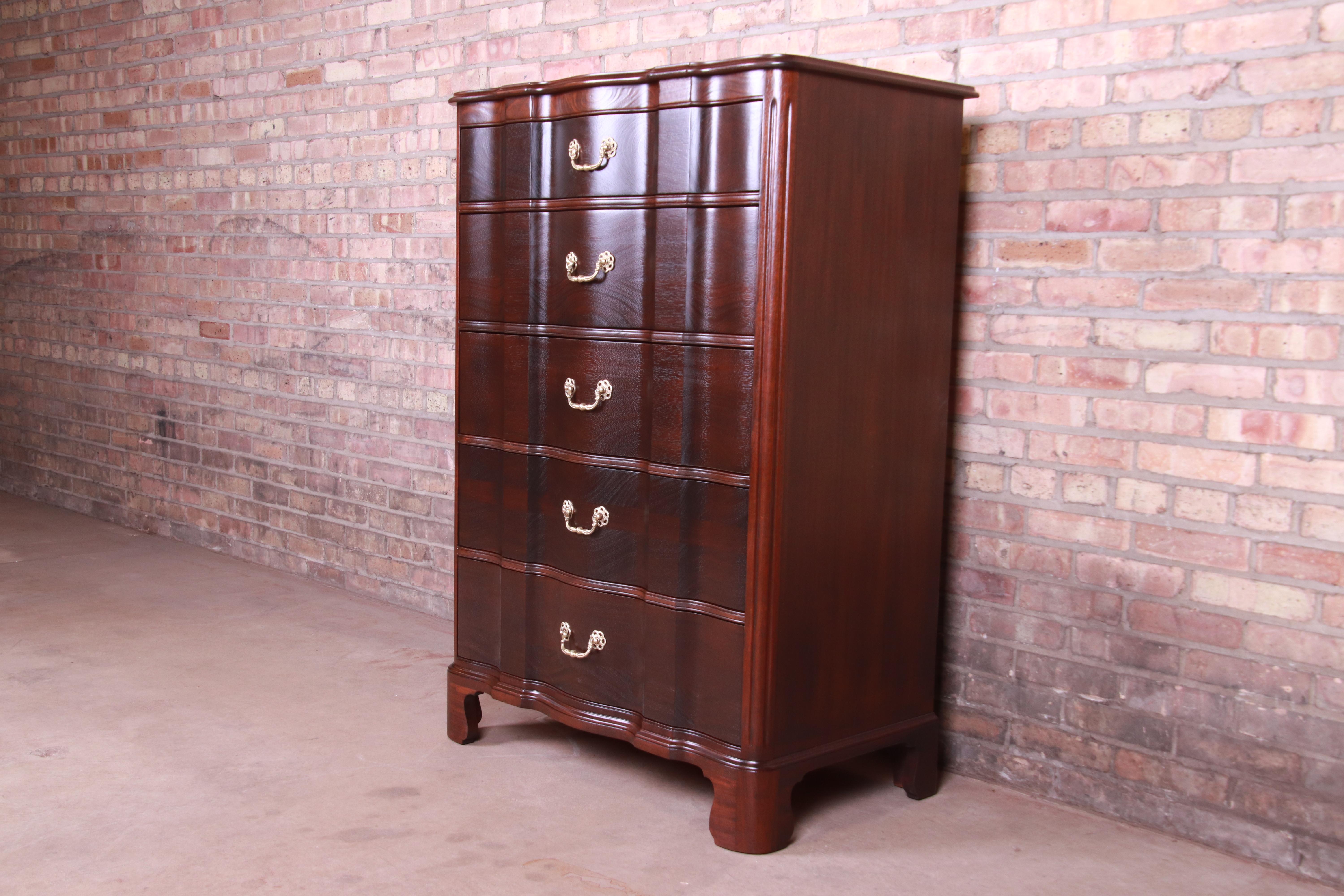 A gorgeous English Chippendale style five-drawer highboy dresser

By John Stuart

USA, circa 1950s

Mahogany, with original brass hardware.

Measures: 35