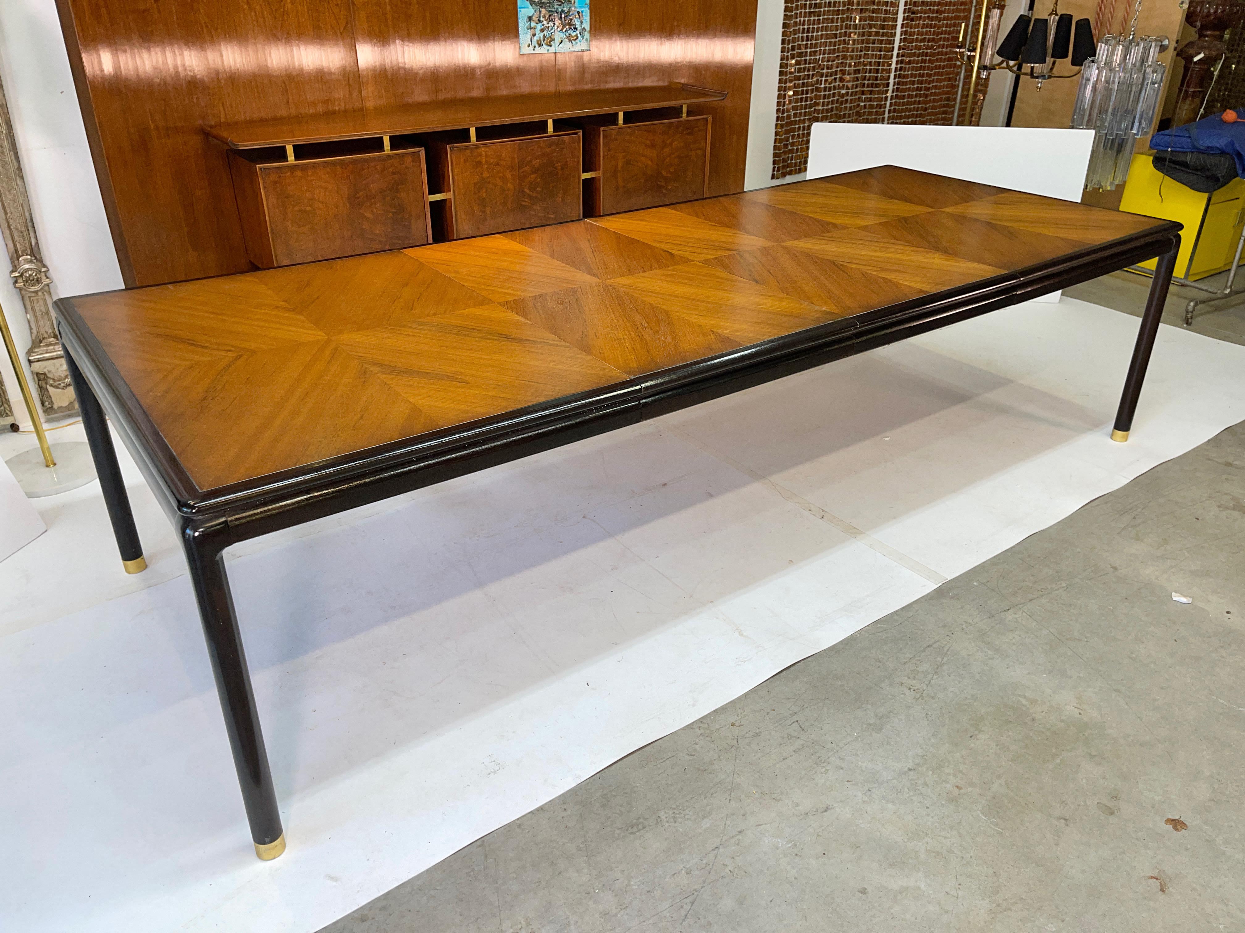 John Stuart Extendable Dining Table In Fair Condition For Sale In Hanover, MA
