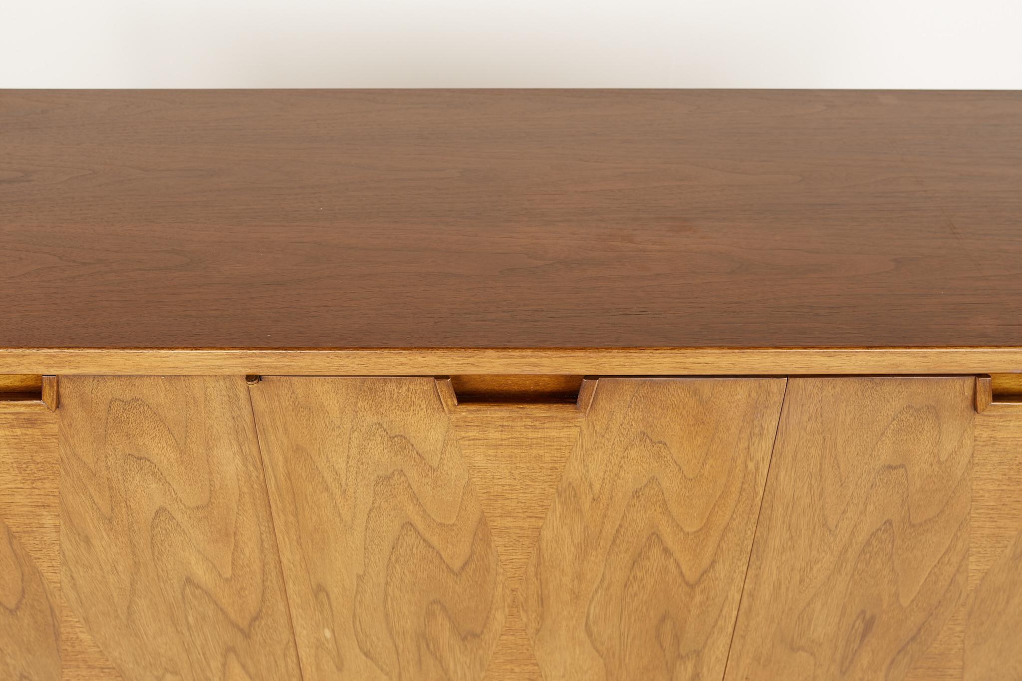 John Stuart for Mount Airy Janus Collection MCM Walnut 3 Door Sideboard Credenza In Good Condition In Countryside, IL