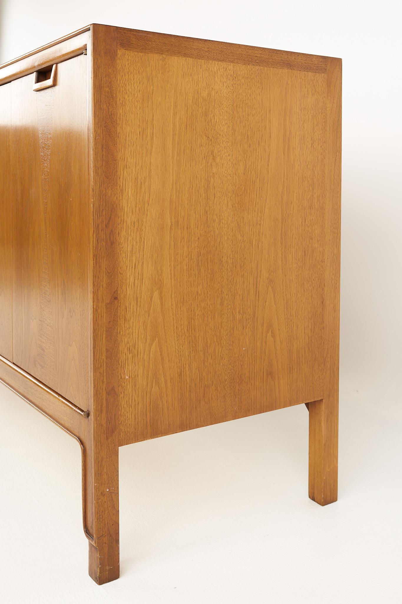 John Stuart for Mount Airy Janus Collection MCM Walnut Long Sideboard Credenza In Good Condition In Countryside, IL