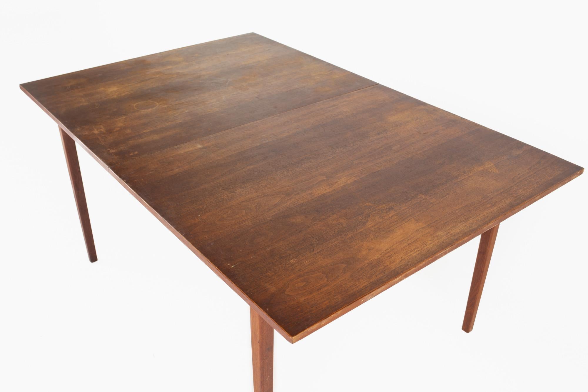 John Stuart for Mount Airy Style Mid Century Walnut Dining Table with Leaf In Good Condition In Countryside, IL
