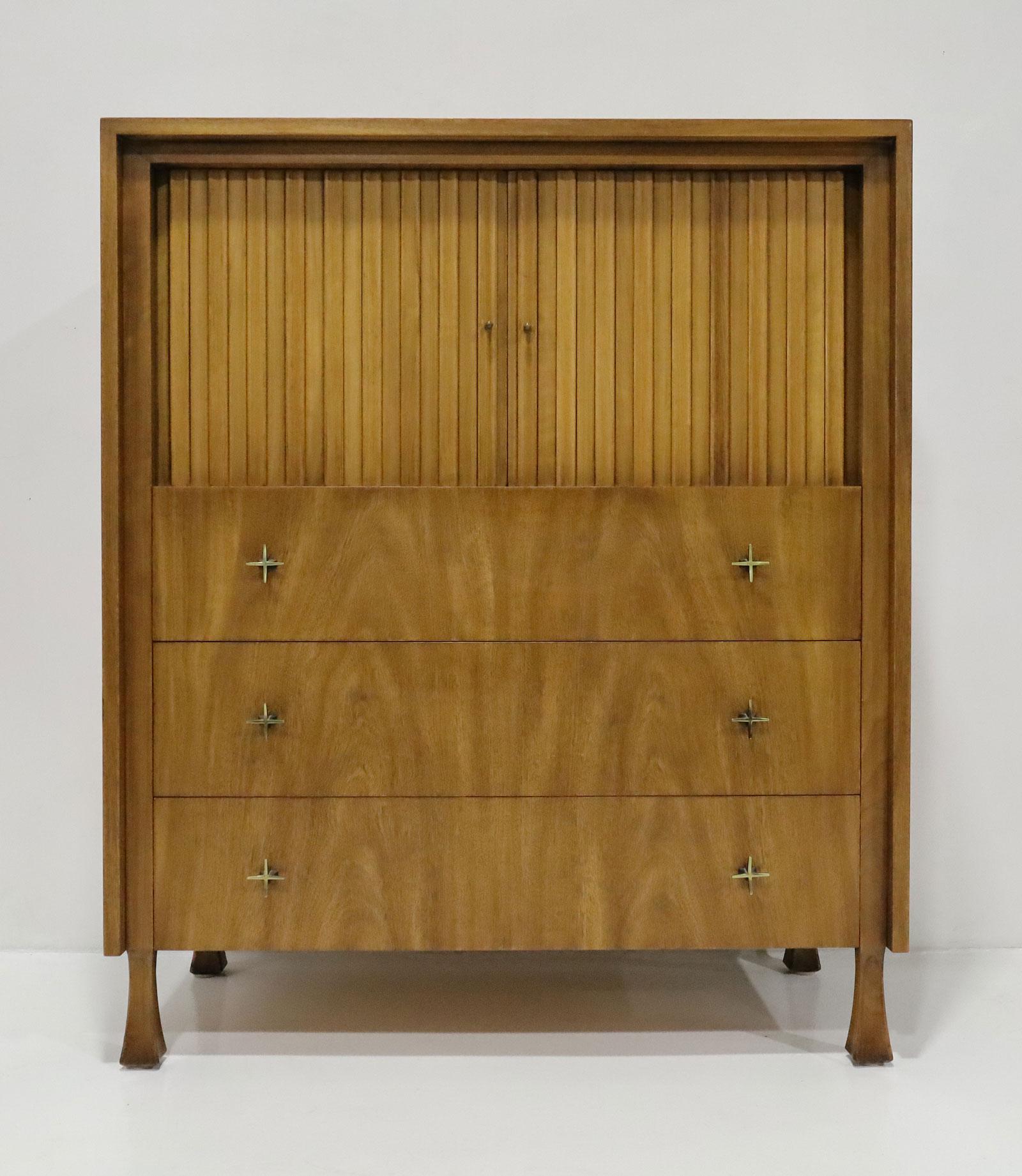 Un design di grande effetto e di qualità superiore. Questa cassettiera presenta tre cassetti con tiretti in ottone in stile Sputnik e una serie di cassetti a tamburo che si aprono per rivelare diversi scomparti per riporre tutti gli oggetti che fai