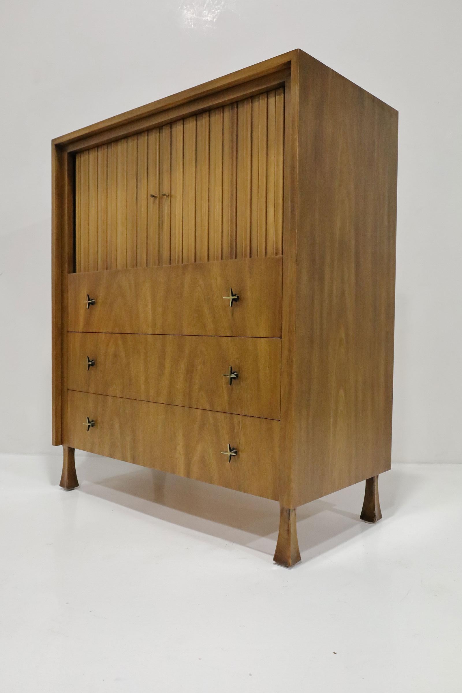 Mid-Century moderno John Stuart per Widdicomb - Cassettiera con ante a tamburo in vendita