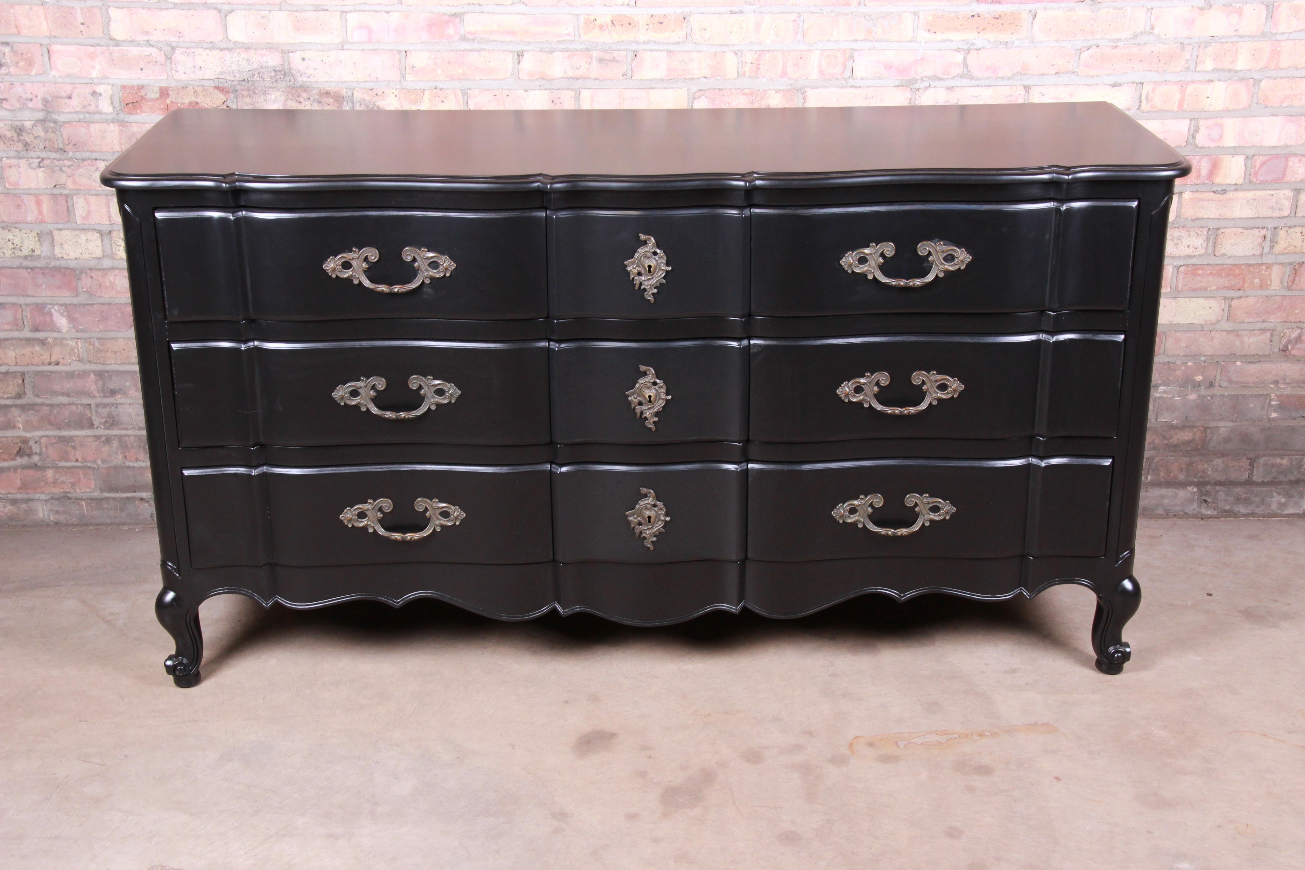 A gorgeous French Provincial Louis XV style triple dresser or credenza

By John Stuart

USA, 1950s

Black lacquered walnut, with original brass hardware.

Measures: 66.25