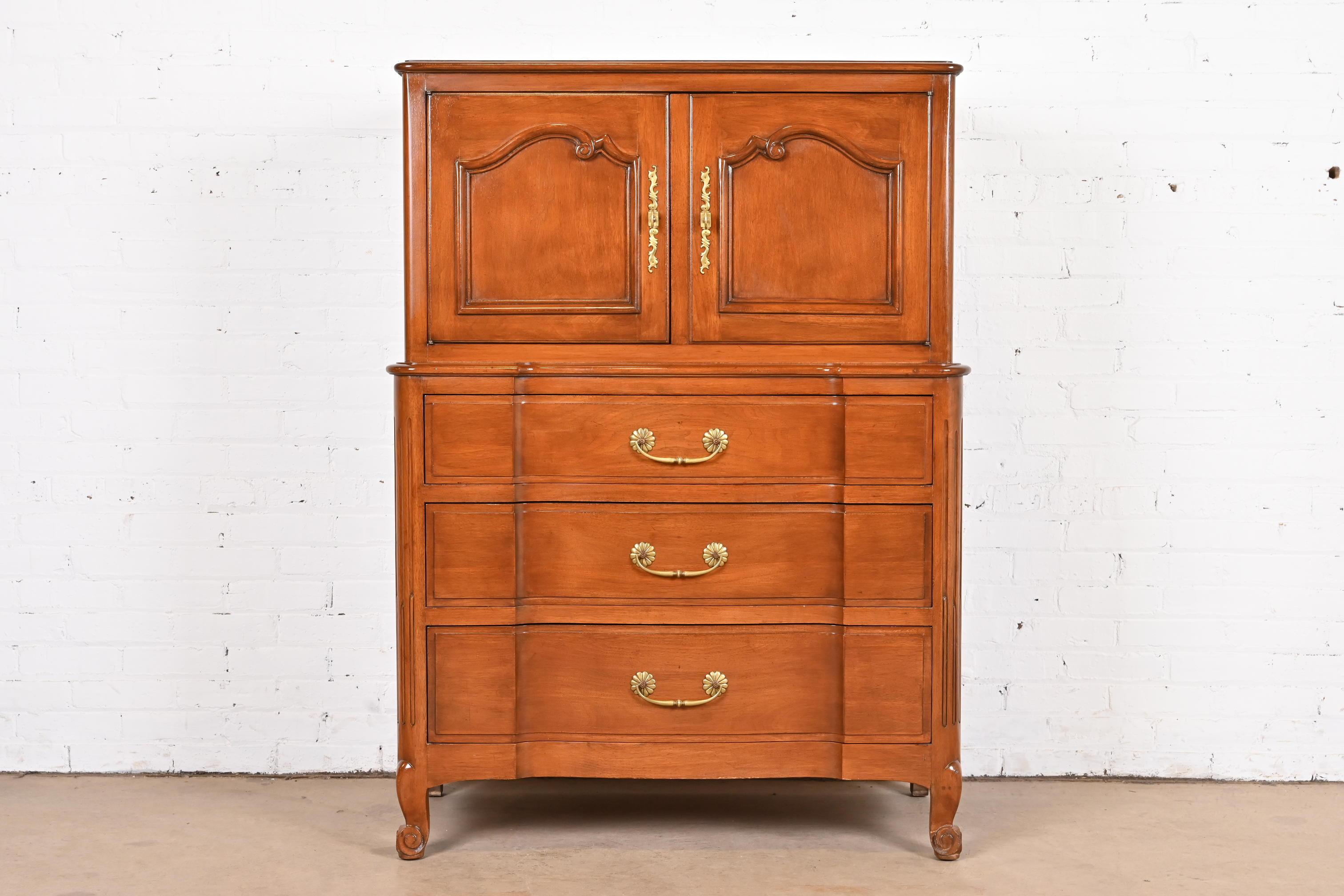 A gorgeous French Provincial Louis XV style highboy dresser or gentleman's chest

By John Stuart

USA, circa 1960s

Carved cherry wood, with original brass hardware.

Measures: 40