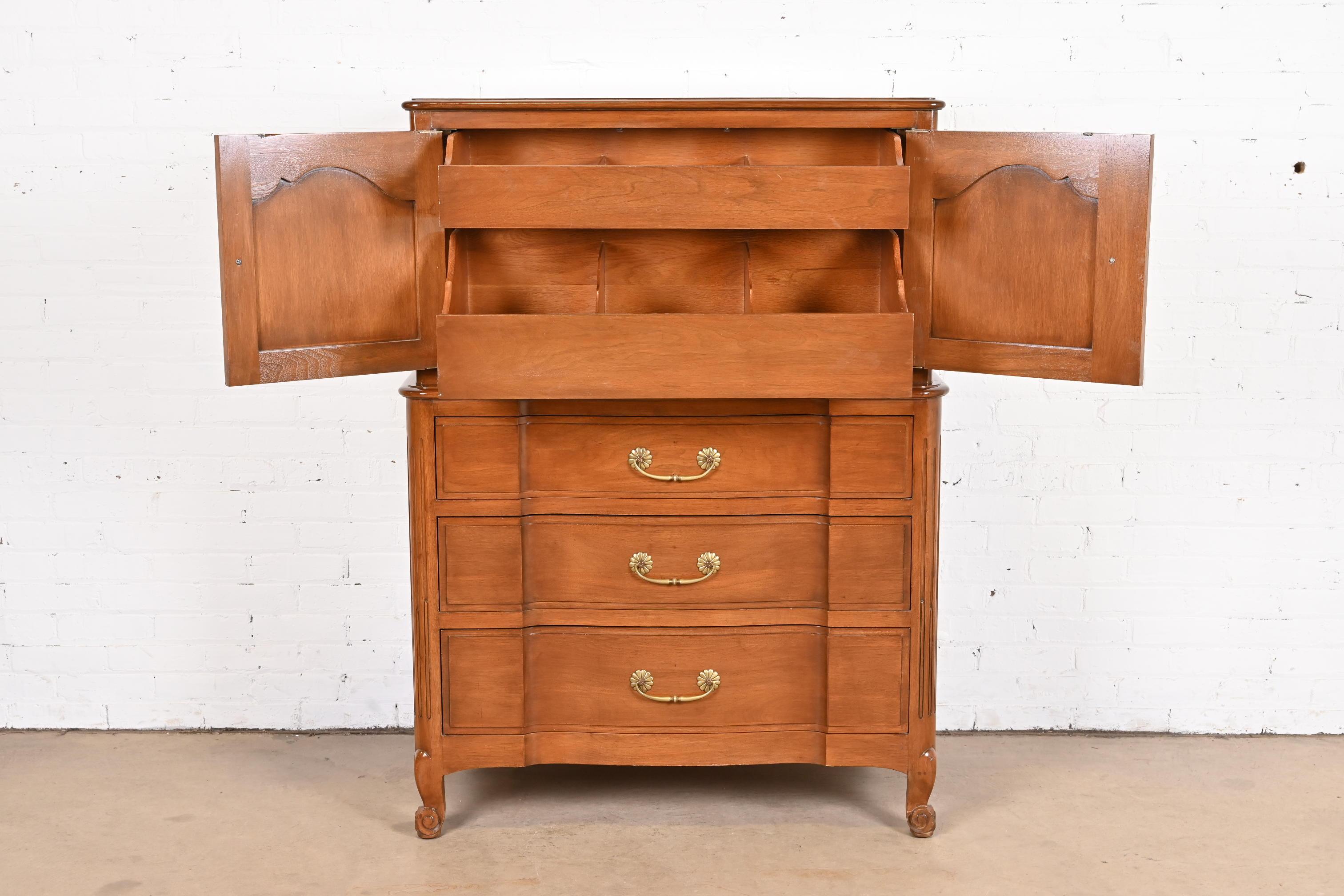 John Stuart French Provincial Louis XV geschnitzt Cherry Wood Highboy Kommode (Messing) im Angebot