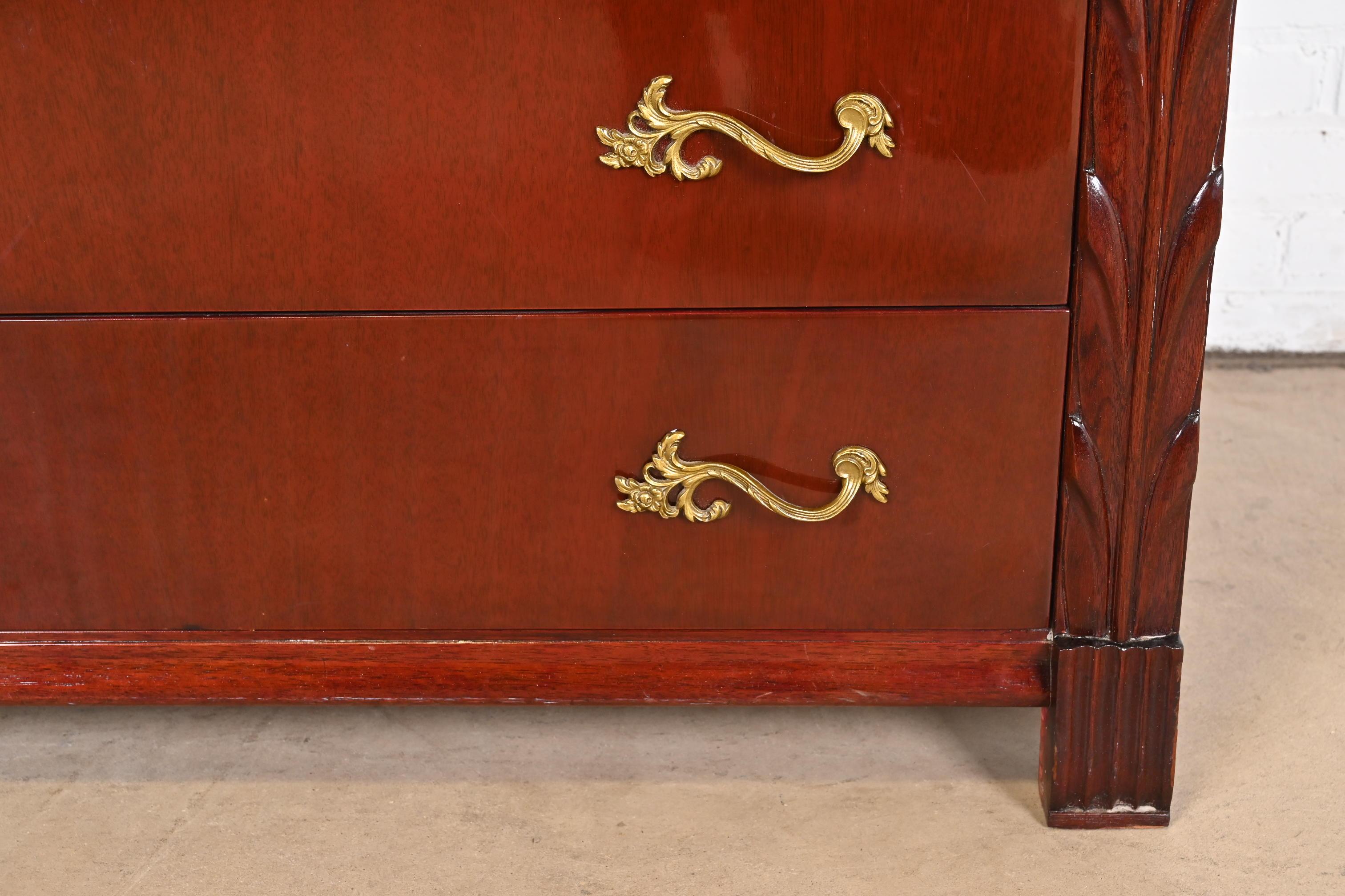 John Stuart French Regency Luigi XVI intagliato in mogano, Comò Highboy, Circa 1940 in vendita 4