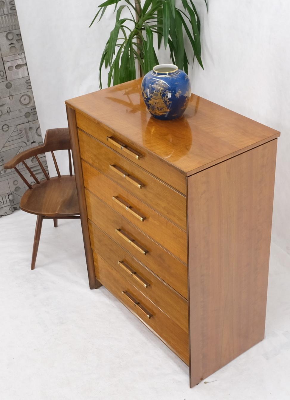 Laiton Commode haute à 6 tiroirs en érable ambré miel John Stuart Commode à poignées en bois en vente