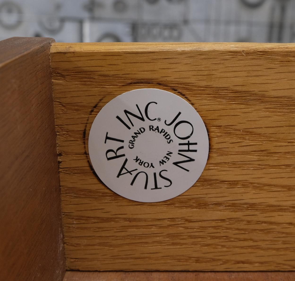 John Stuart Honey amber maple high chest 6 drawers dresser cabinet wooden pulls.
Dessin attribué à Paul Frankl, fabriqué par la société Jonson Furniture. Retraité par John Stuart. Construction des tiroirs en chêne massif. Très belle finition en