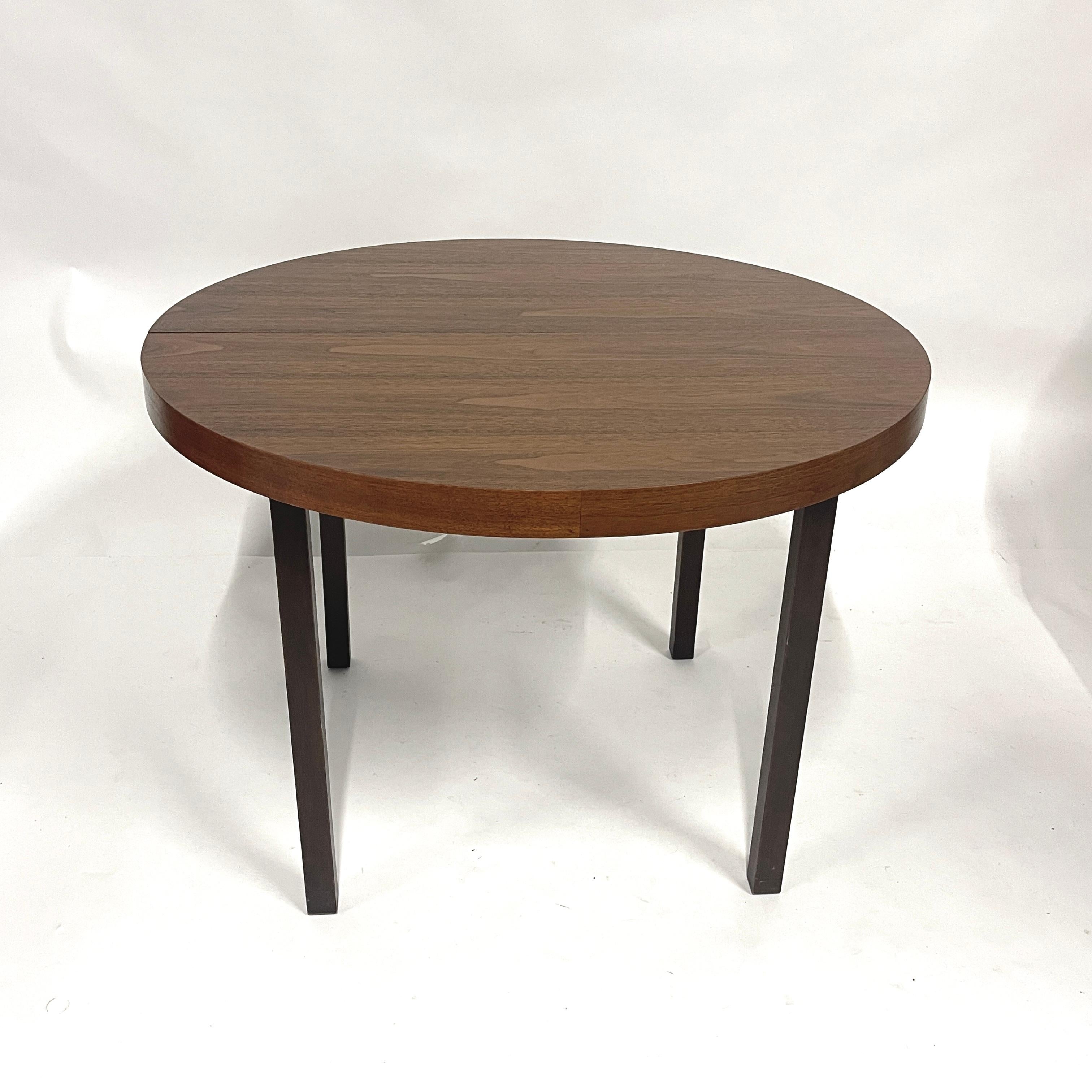 Mid-Century moderno JOHN STUART INC. Tavolo da pranzo rotondo allungabile in noce del Medioevo con 2 foglie in vendita