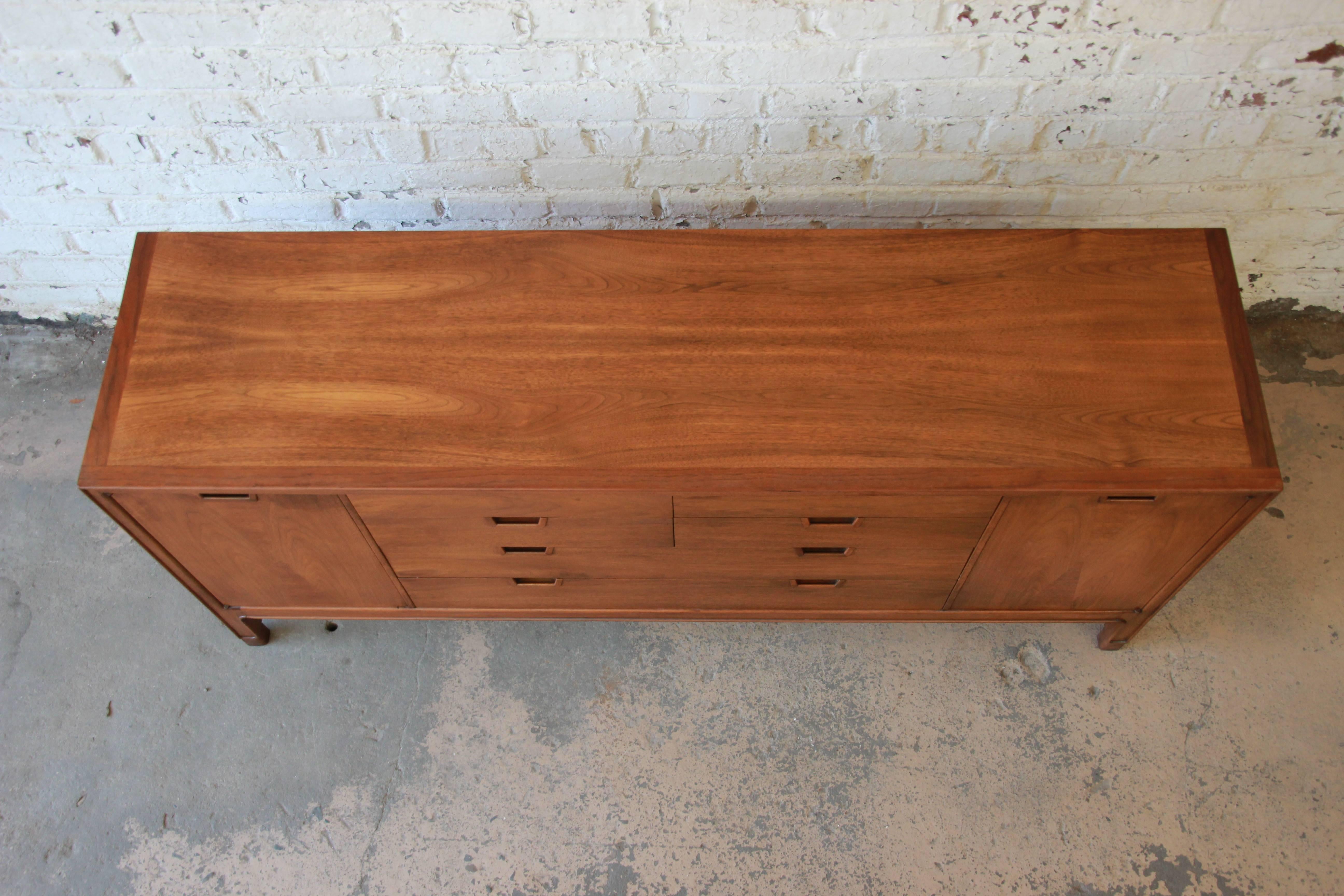 John Stuart Janus Collection 14-Drawer Long Dresser or Credenza In Good Condition In South Bend, IN