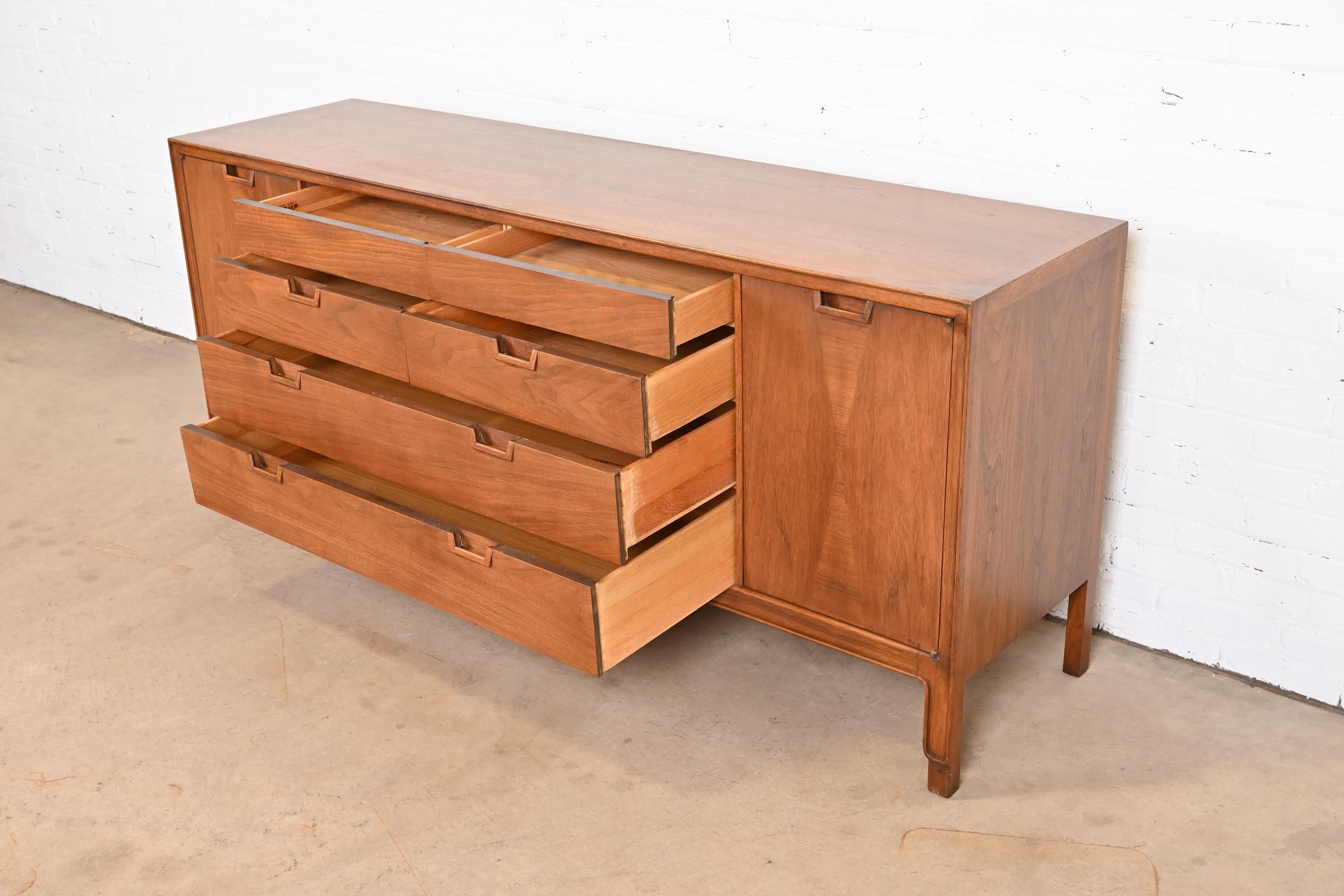 John Stuart Janus Collection Mid-Century Modern Walnut 14-Drawer Dresser, 1960s 5