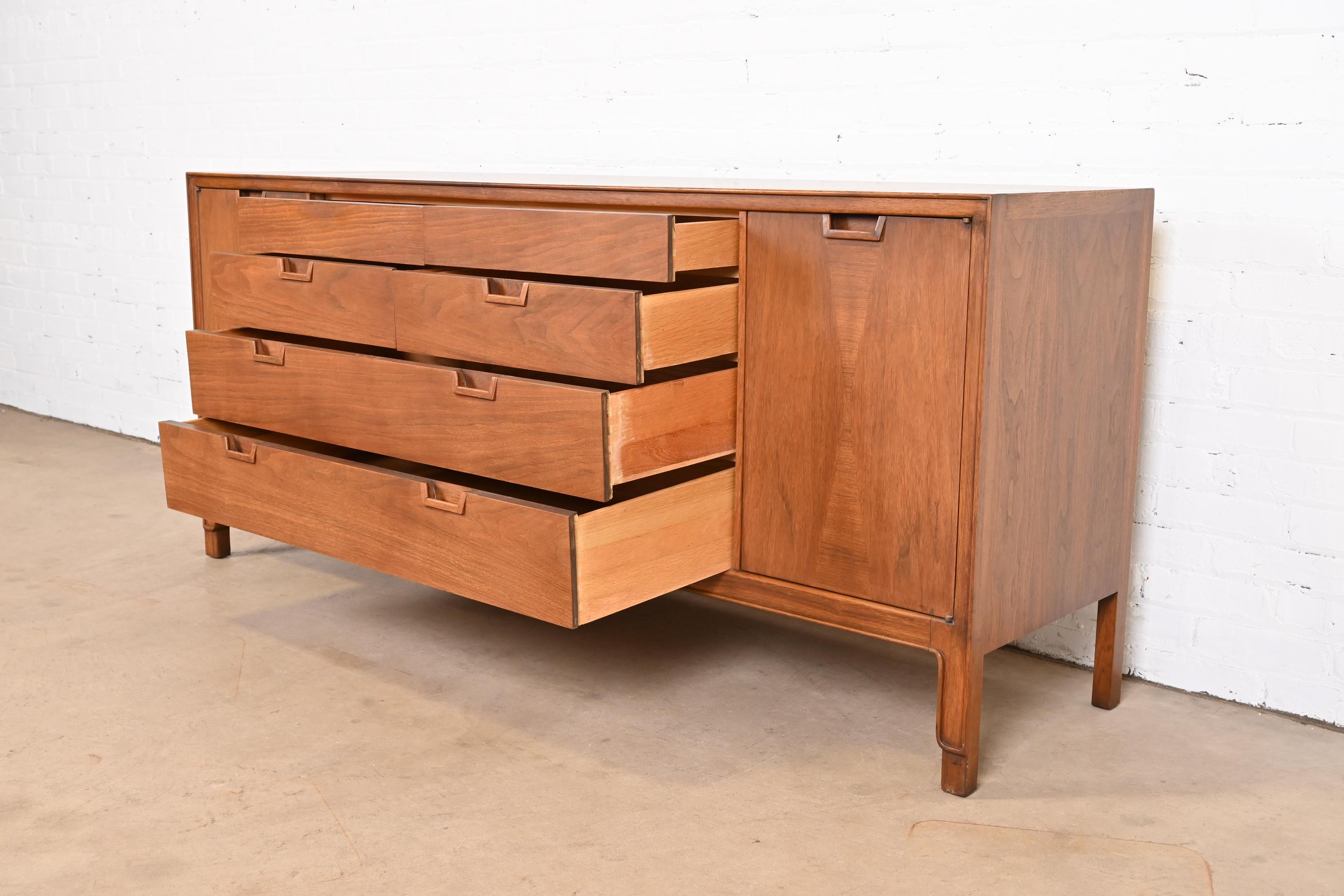 John Stuart Janus Collection Mid-Century Modern Walnut 14-Drawer Dresser, 1960s 6