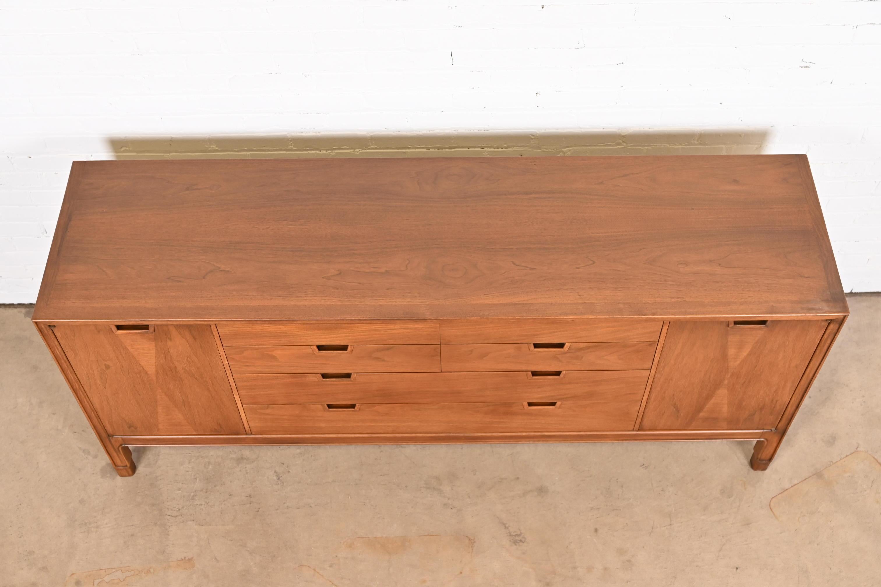 John Stuart Janus Collection Mid-Century Modern Walnut 14-Drawer Dresser, 1960s 10
