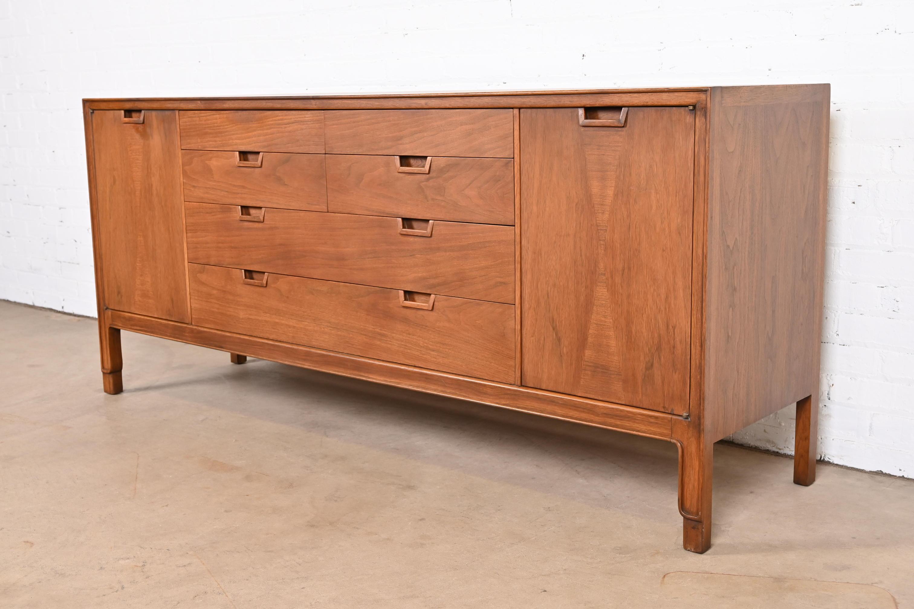 John Stuart Janus Collection Mid-Century Modern Walnut 14-Drawer Dresser, 1960s In Good Condition In South Bend, IN