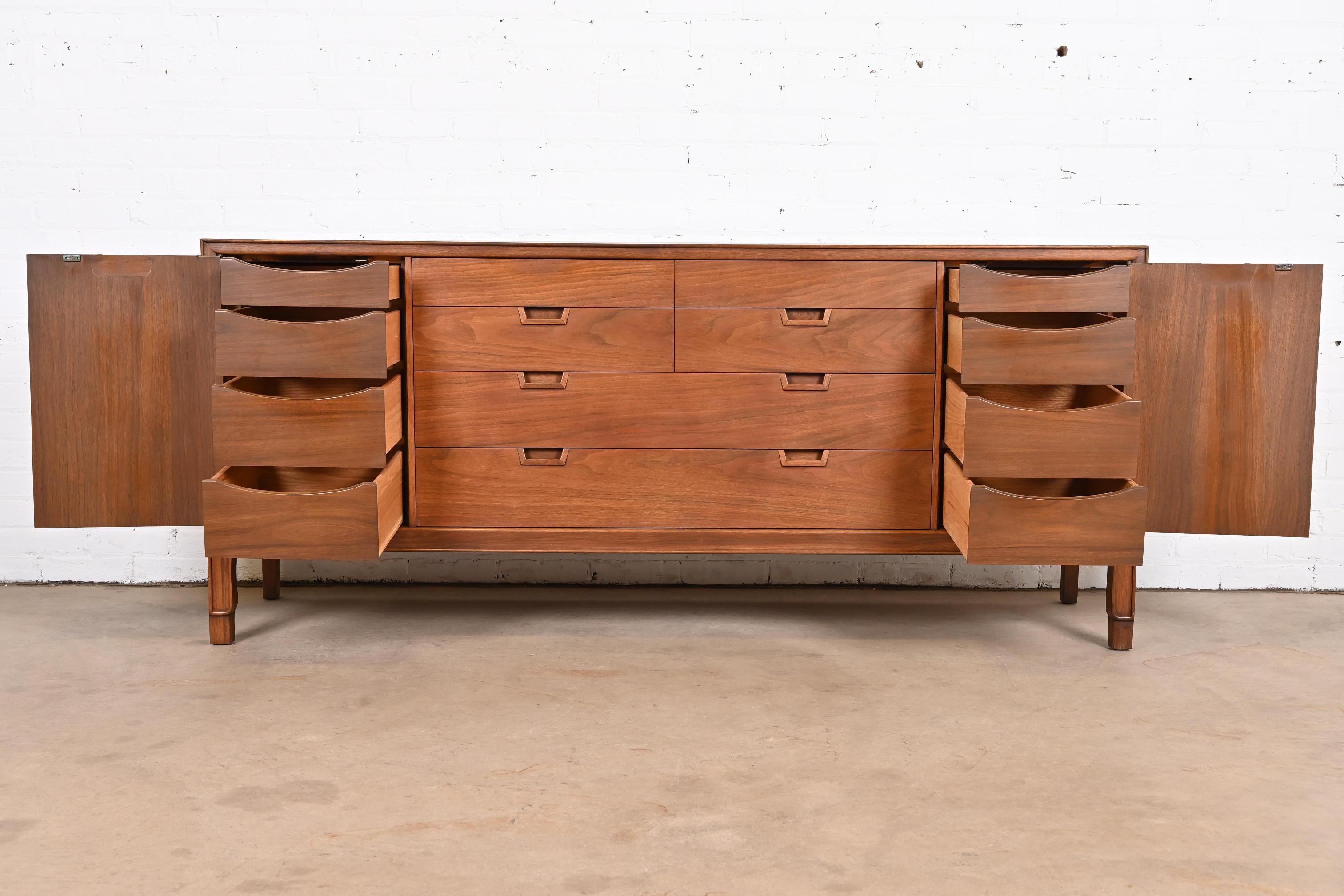 John Stuart Janus Collection Mid-Century Modern Walnut 14-Drawer Dresser, 1960s 3