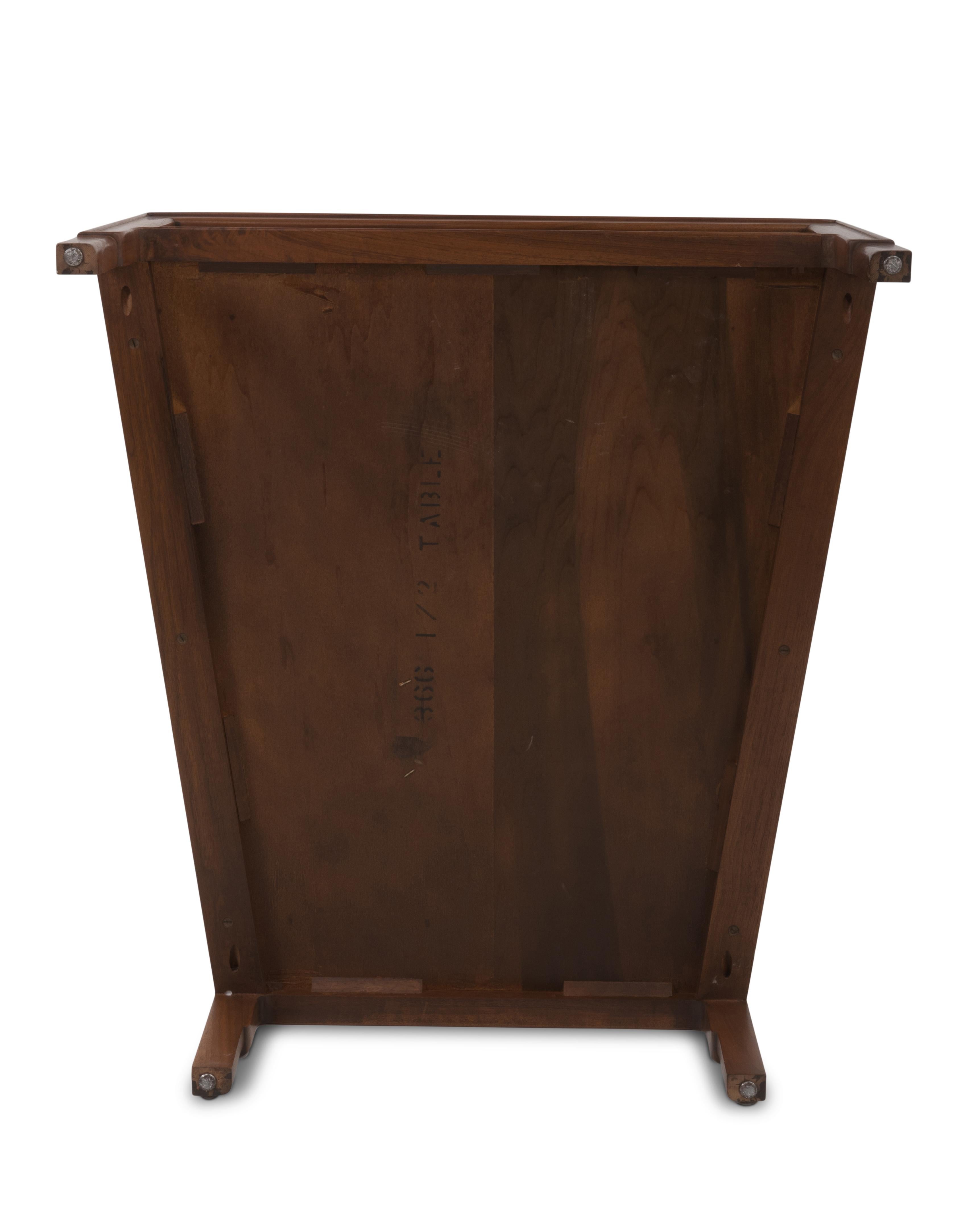 Table trapézoïdale en noyer de la collection Mt. Airy Furniture de John Stuart Janus en vente 5