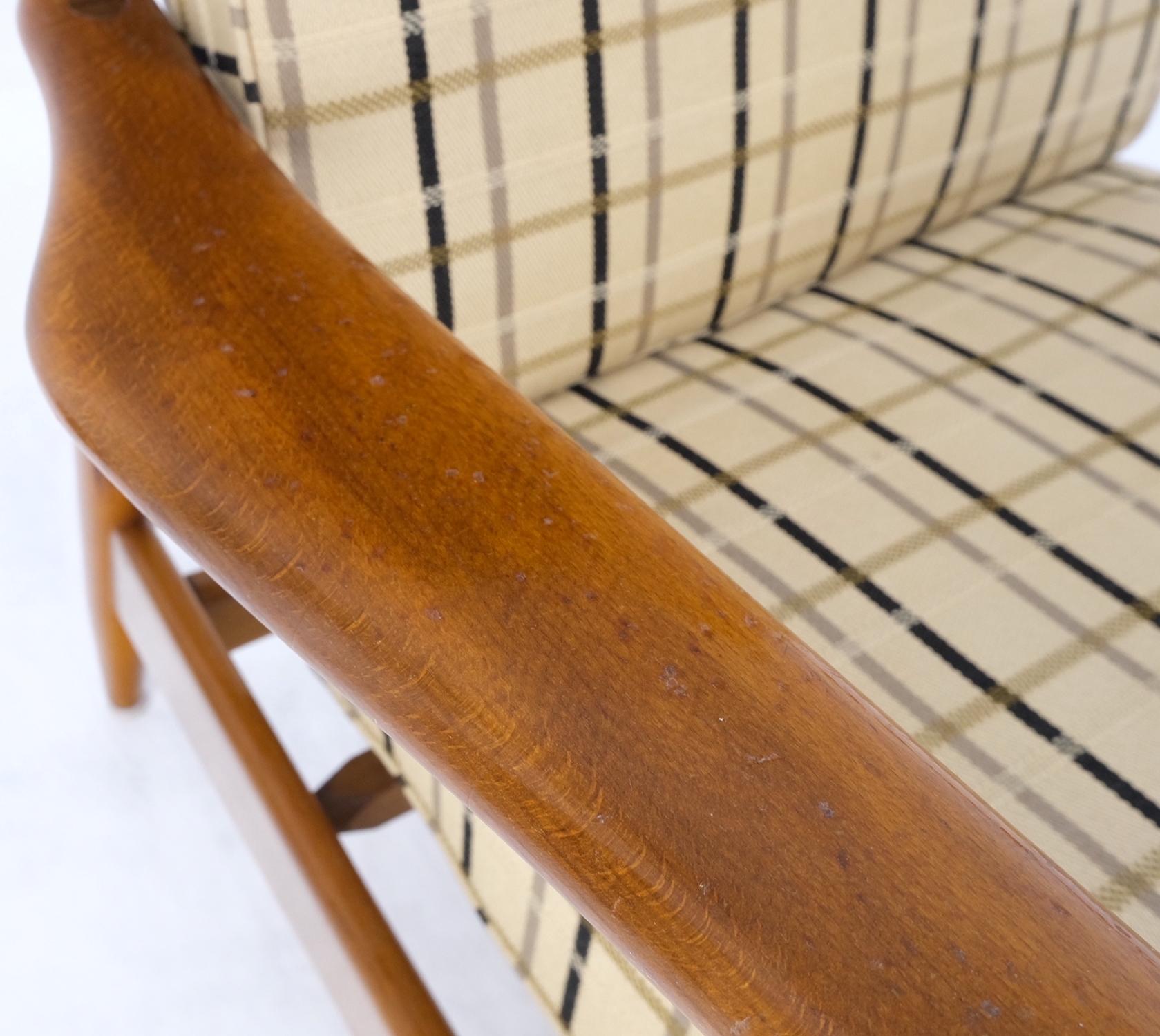 Danois John Stuart fauteuil de salon danois moderne du milieu du siècle dernier en teck rembourré à motifs à carreaux en vente